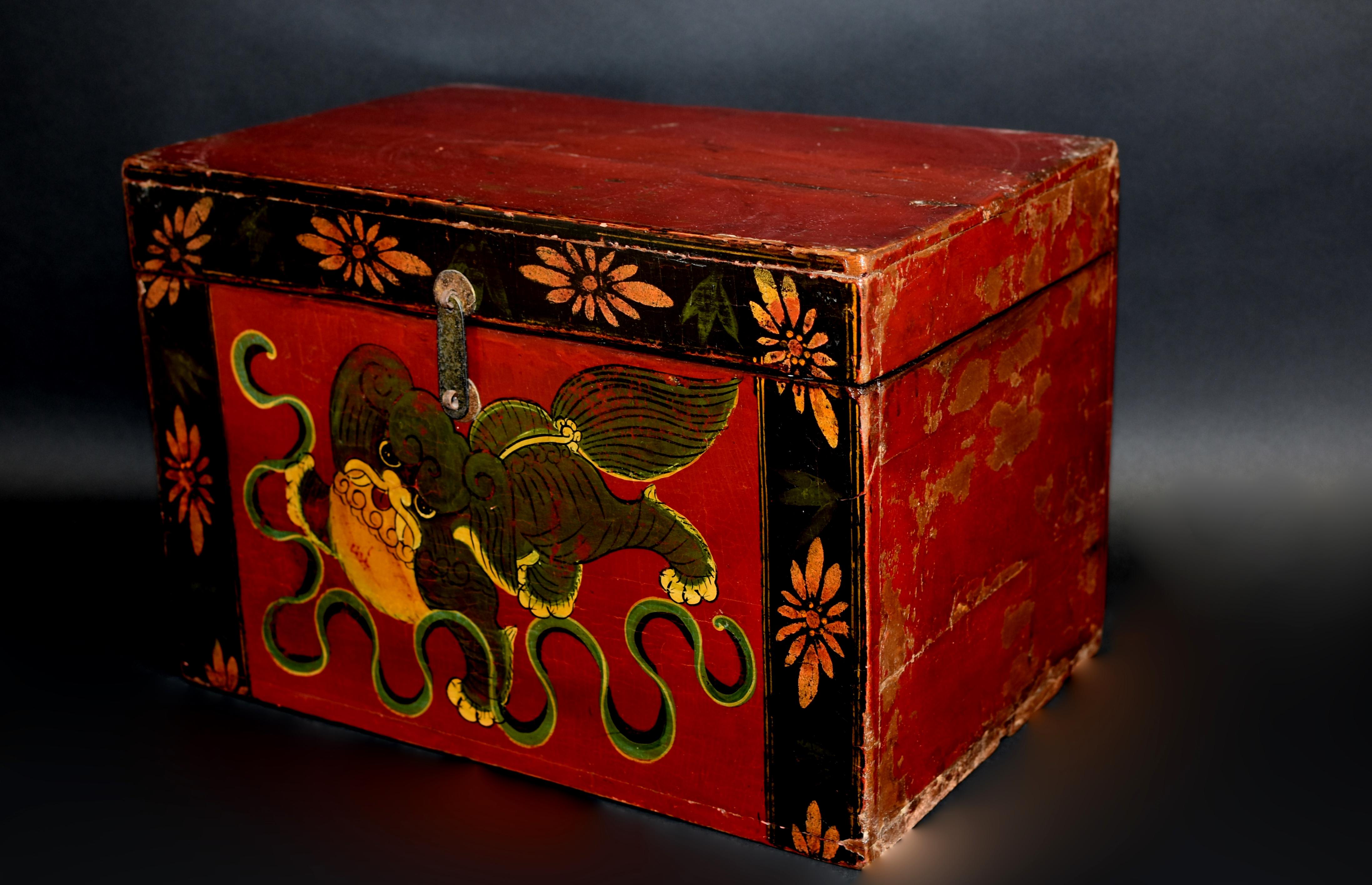 Tibetan Foo Dog Box Hand Painted Box 9 In Good Condition In Somis, CA