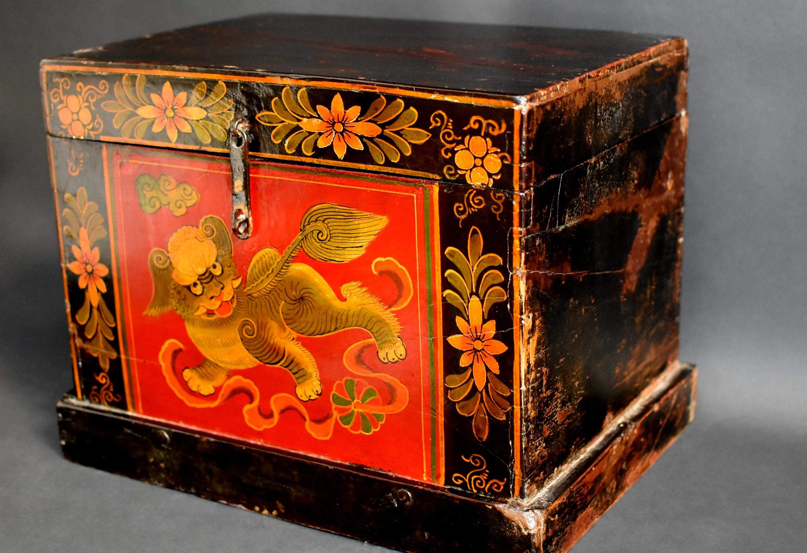 Tibetan Foo Dog Box with Base Hand Painted Box 8 In Good Condition In Somis, CA