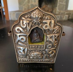 Tibetischer Gau-Reise-Schrein für buddhistischen Schutzschrein mit Buddha und Seidenetui, 1900