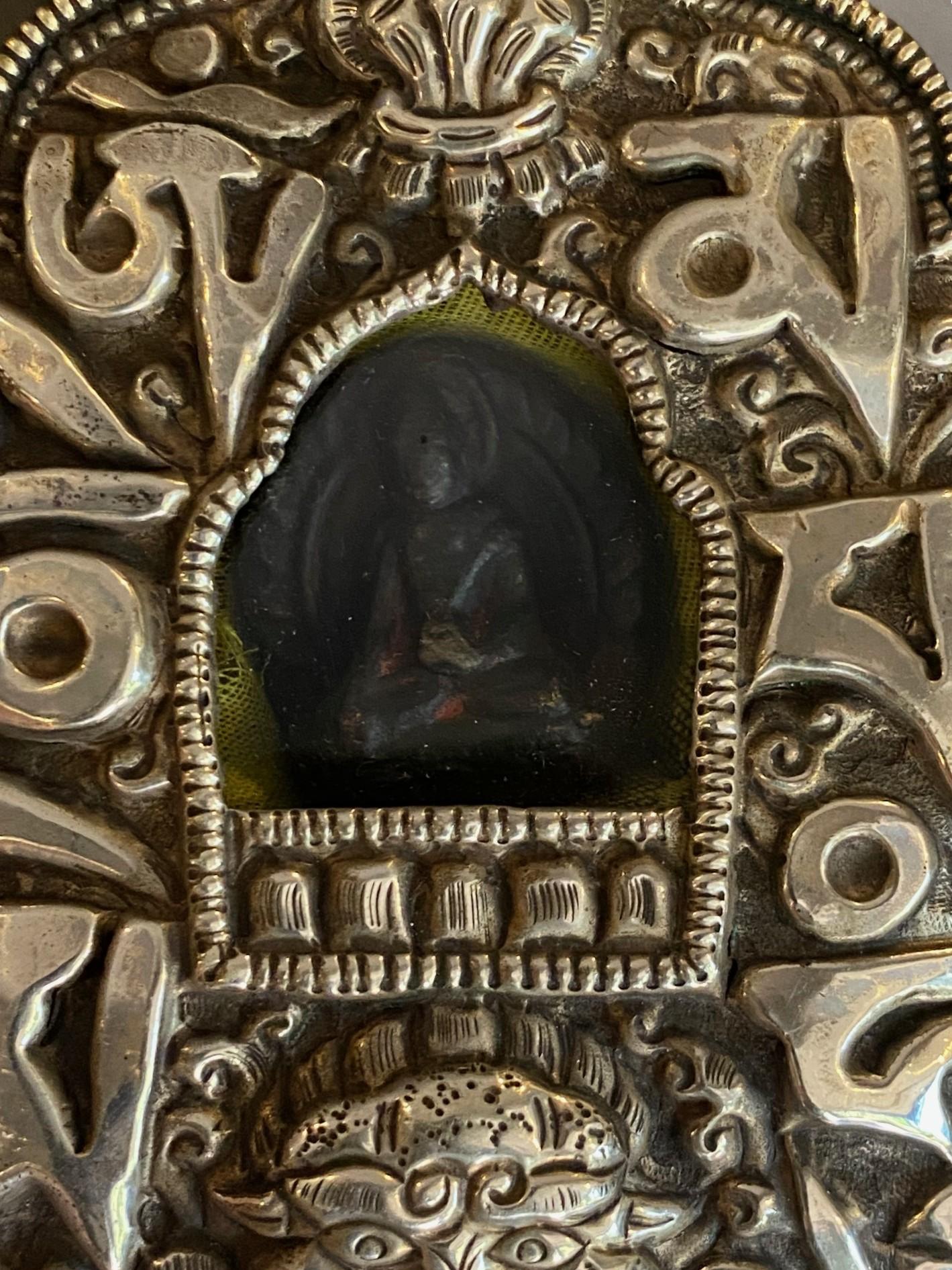 Santuario di protezione buddista tibetano Gau da viaggio con Buddha e custodia in seta, 1900 in vendita 1