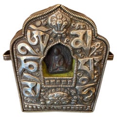 Santuario de protección budista viajero Gau tibetano con Buda y funda de seda, 1900