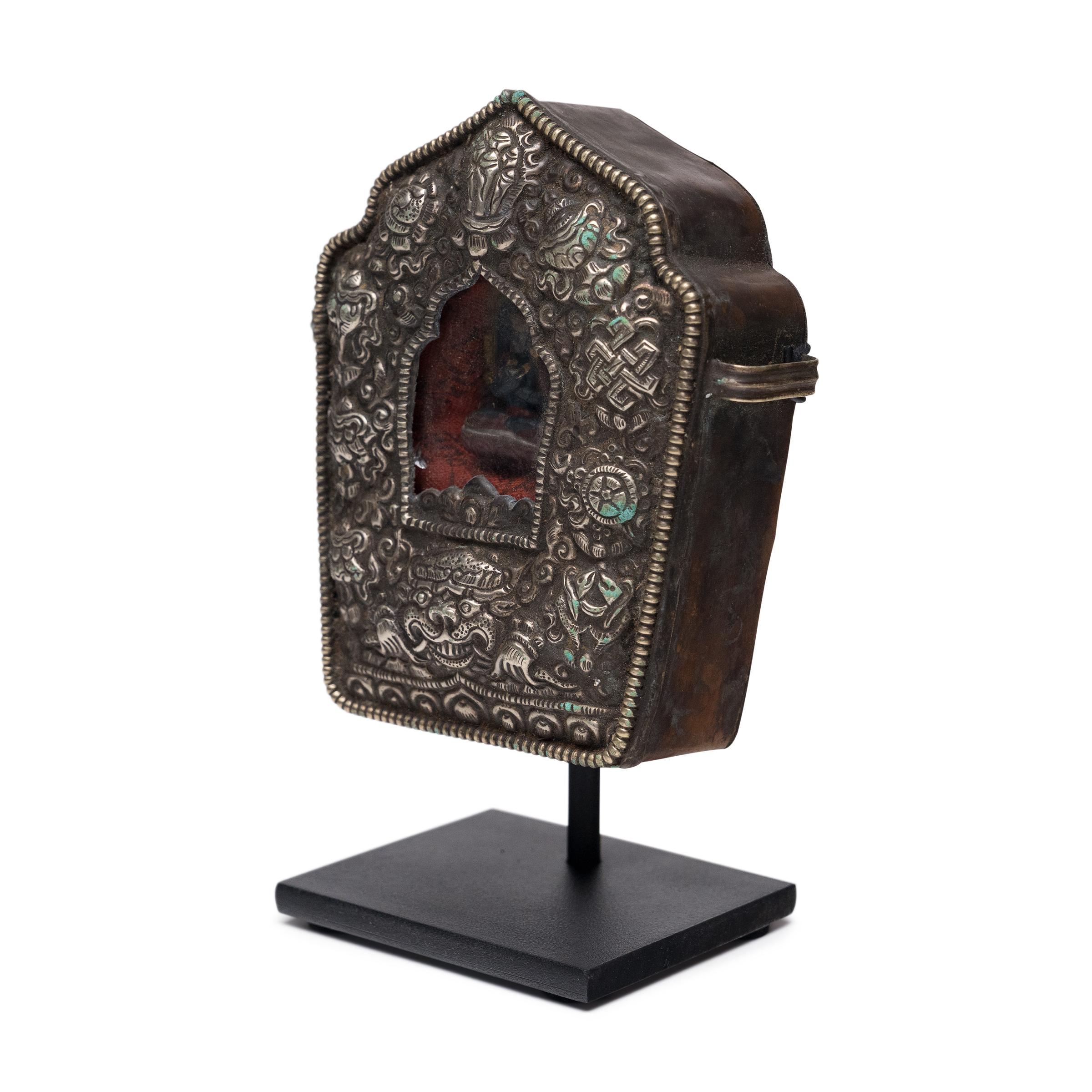 Man glaubte, dass tibetische Reiseschreine, die als Gau bekannt waren, Schutzkräfte boten und dazu dienten, heilige Gegenstände während langer Reisen zu tragen. Dieses kunstvolle Gau wurde vor mehr als einem Jahrhundert von einem Anhänger des