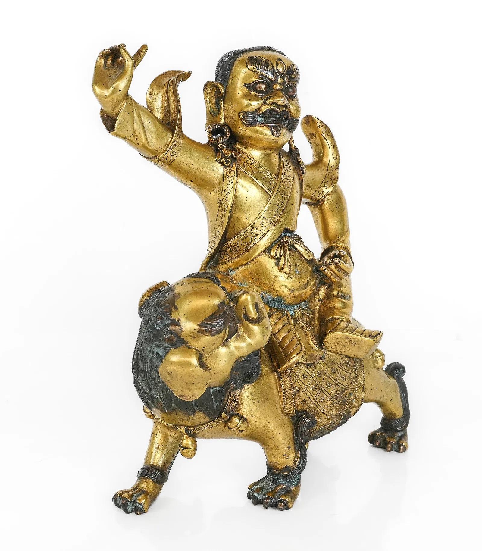 Bronze tibétain représentant Damcan sur un lion, 19e siècle 
Bronze doré et pigment

La divinité tibétaine courroucée, également connue sous le nom de Damcan ou Damchen (qui est un terme générique), éventuellement Dorje Shugden ou Dorje Legpa, est