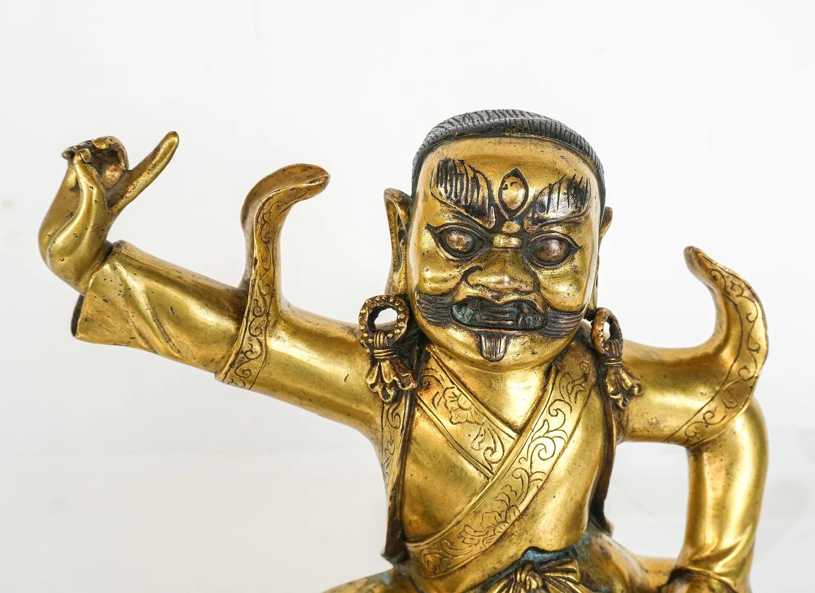 Tibétain Sculpture tibétaine en bronze doré de Vajra Sadhu ou Dorje Legpa sur son lion en vente