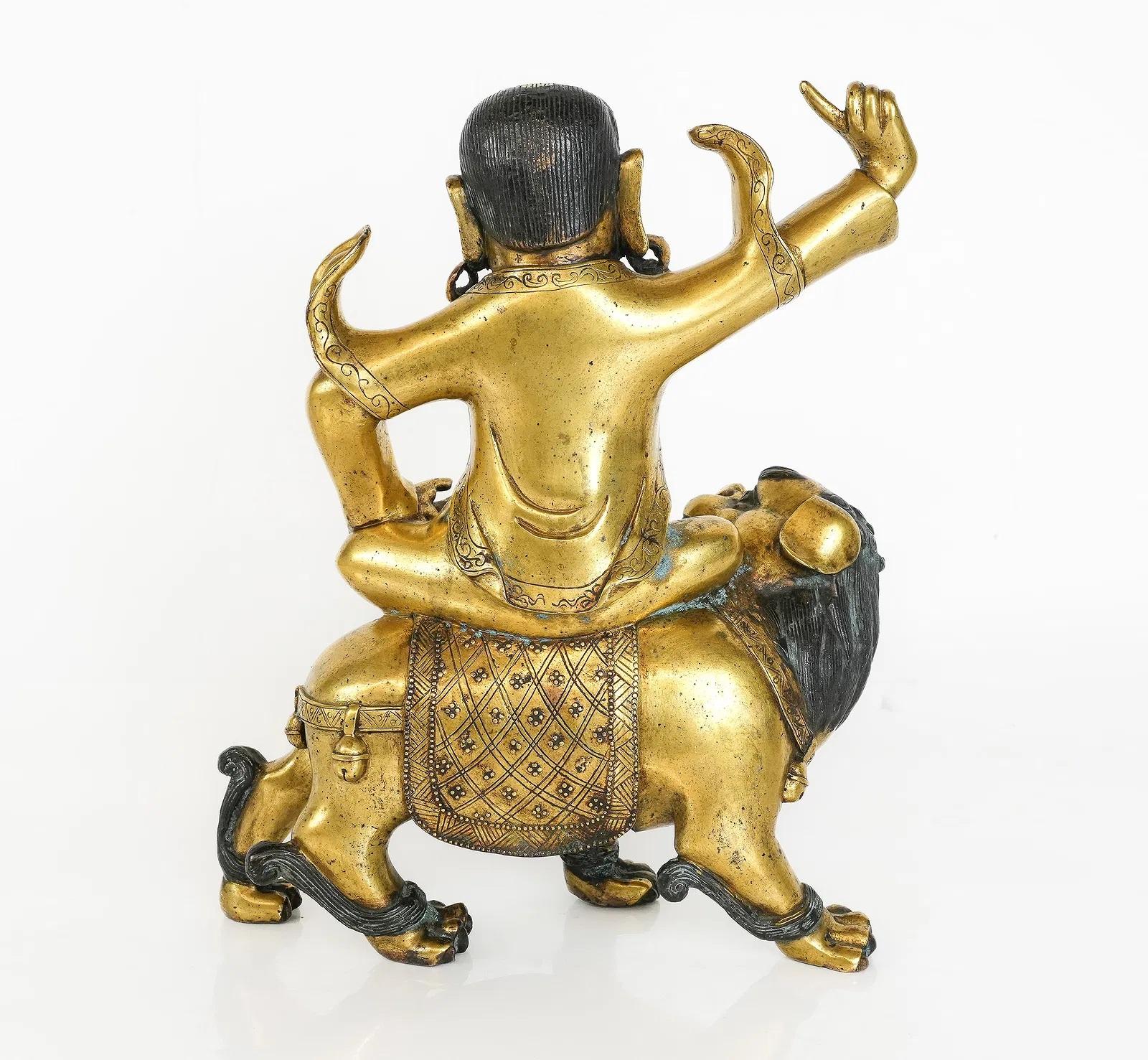 Tibétain Sculpture tibétaine en bronze doré de Vajra Sadhu ou Dorje Legpa sur son lion en vente