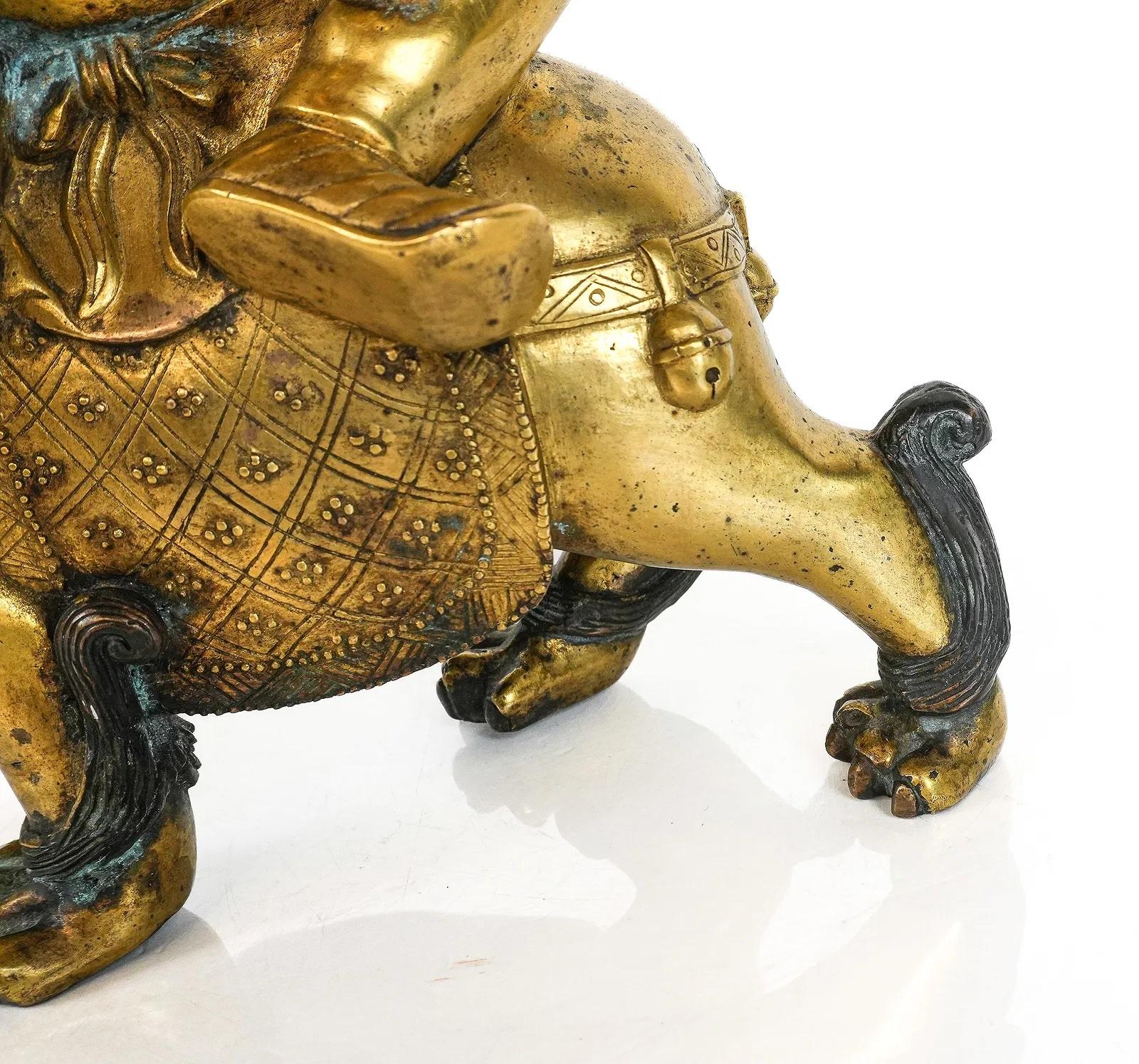 Doré Sculpture tibétaine en bronze doré de Vajra Sadhu ou Dorje Legpa sur son lion en vente