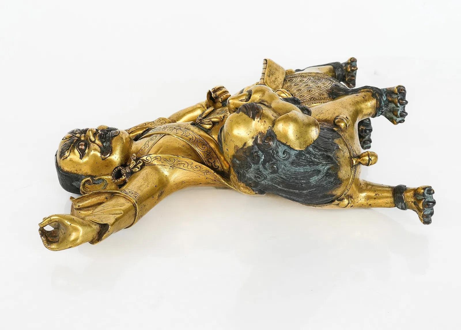 Sculpture tibétaine en bronze doré de Vajra Sadhu ou Dorje Legpa sur son lion Bon état - En vente à Greenwich, CT