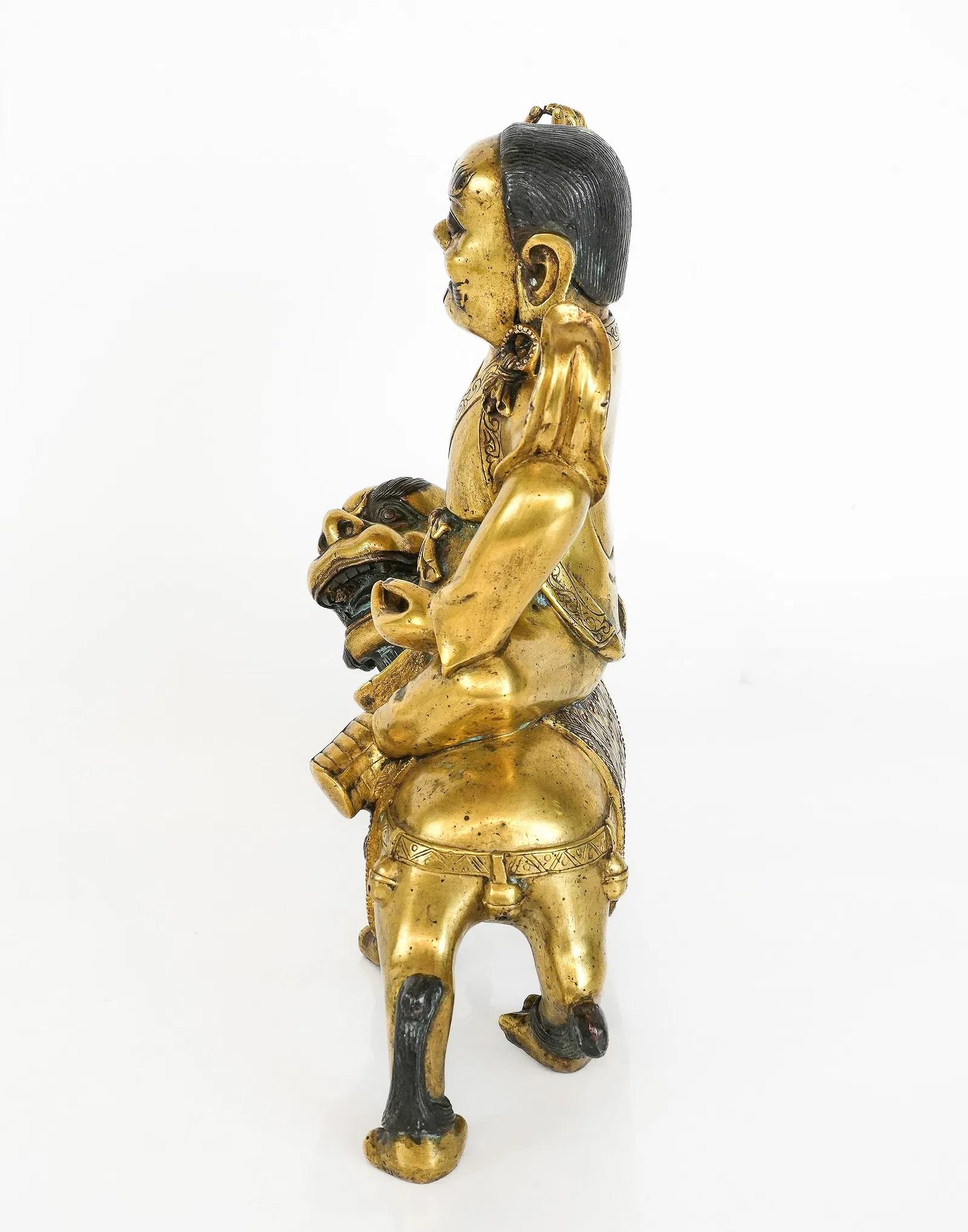 XIXe siècle Sculpture tibétaine en bronze doré de Vajra Sadhu ou Dorje Legpa sur son lion en vente