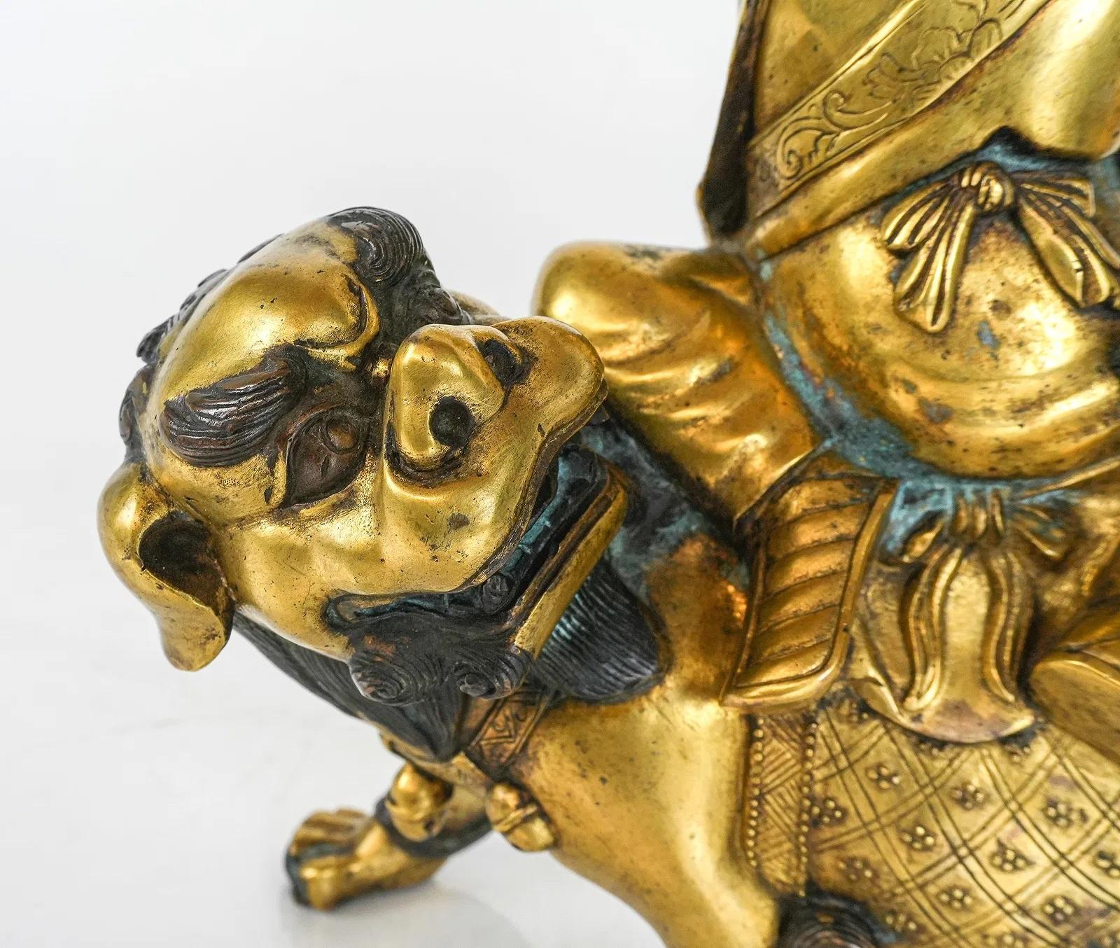 Bronze Sculpture tibétaine en bronze doré de Vajra Sadhu ou Dorje Legpa sur son lion en vente