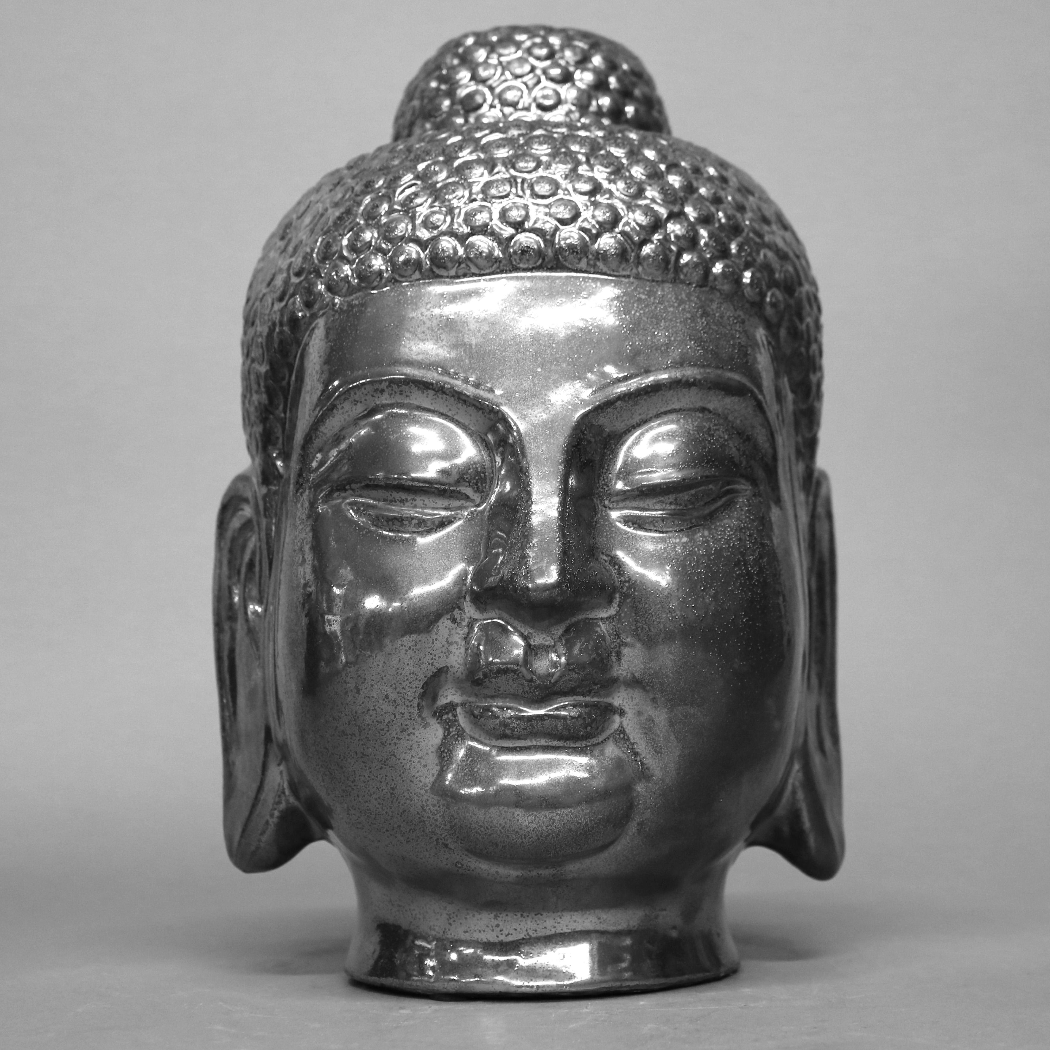 Doré Sculpture de tête de Bouddha en céramique argentée dorée tibétaine, 20e siècle en vente