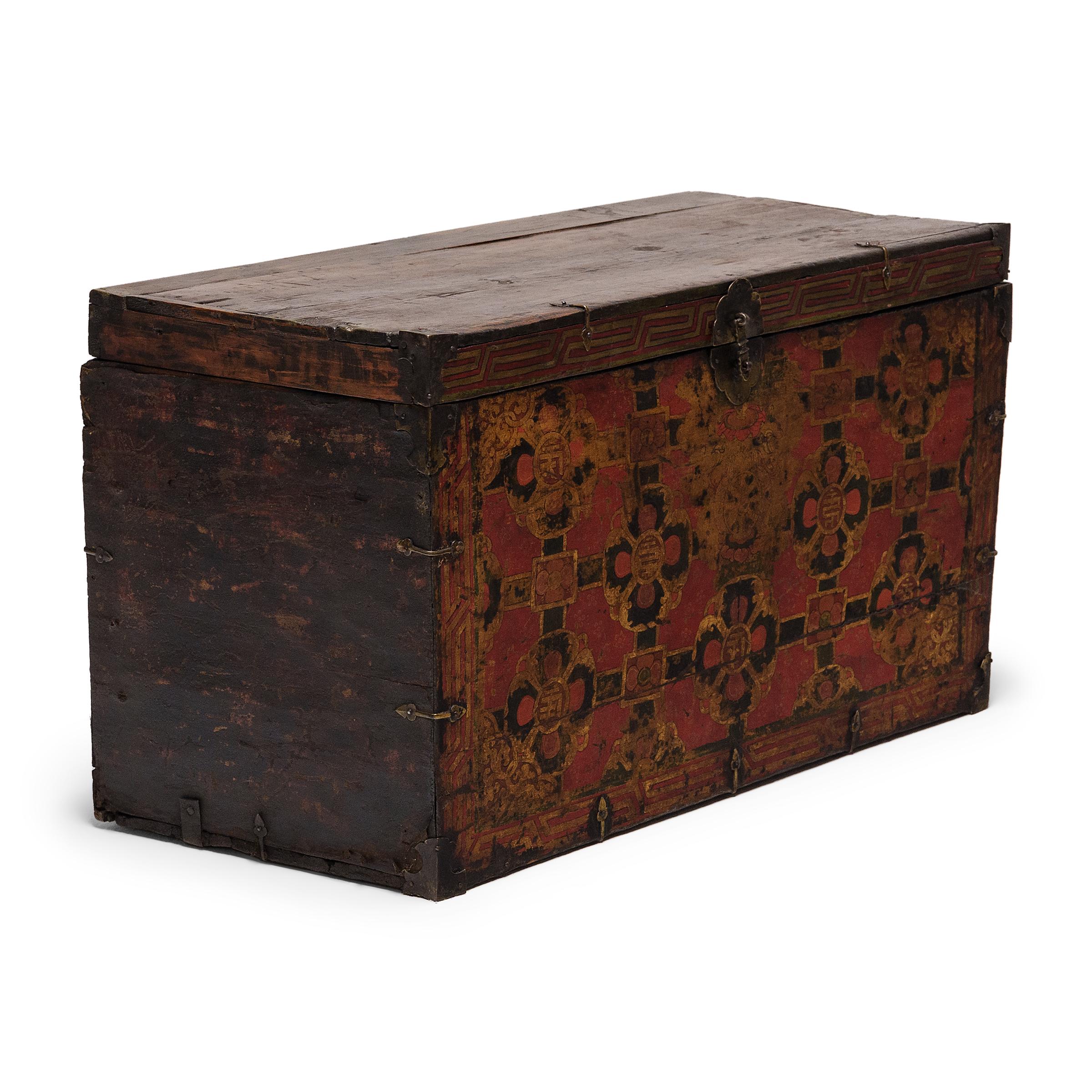 Tibetische Truhe mit goldenem Rad, um 1900 im Zustand „Gut“ im Angebot in Chicago, IL