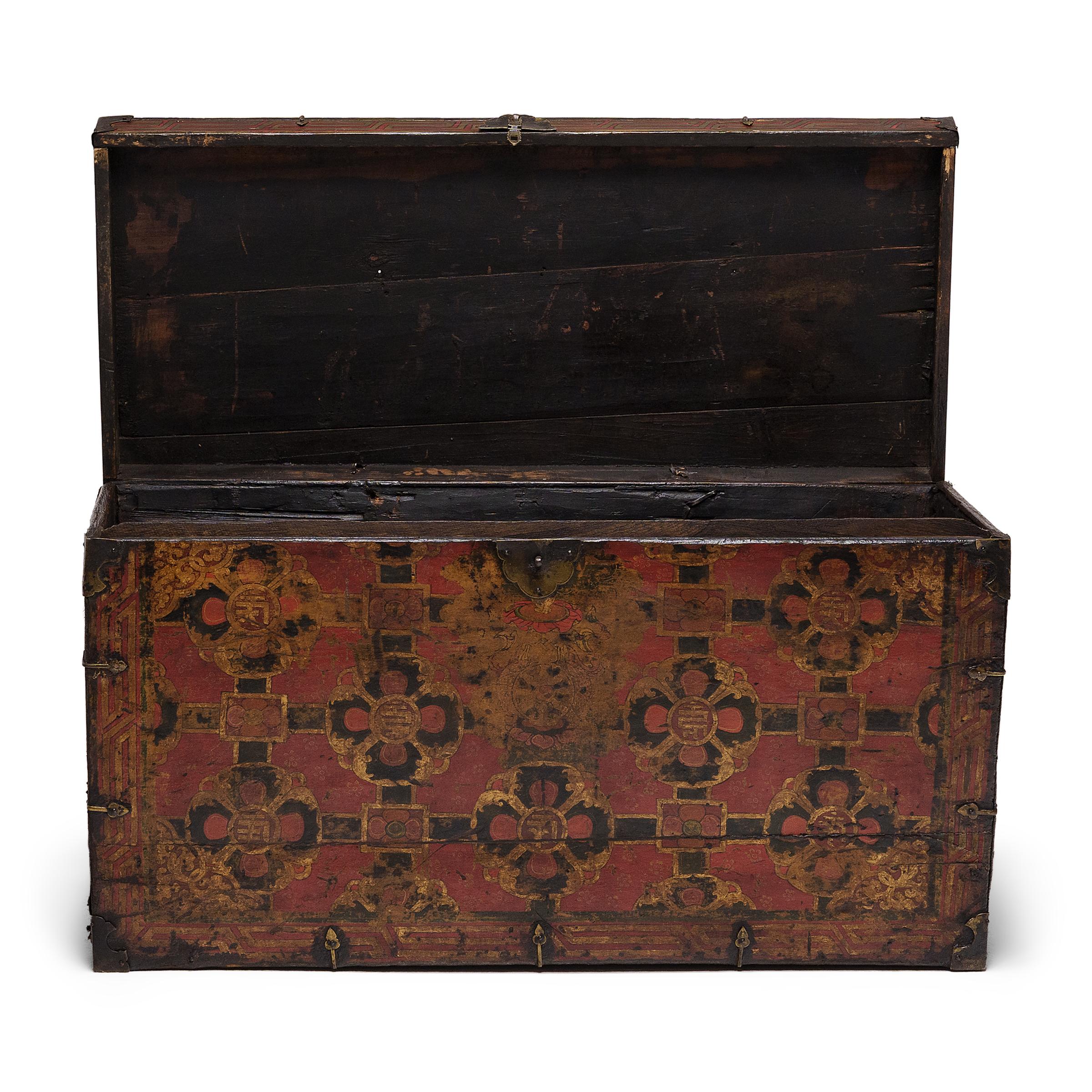 Tibetische Truhe mit goldenem Rad, um 1900 (Kiefernholz) im Angebot