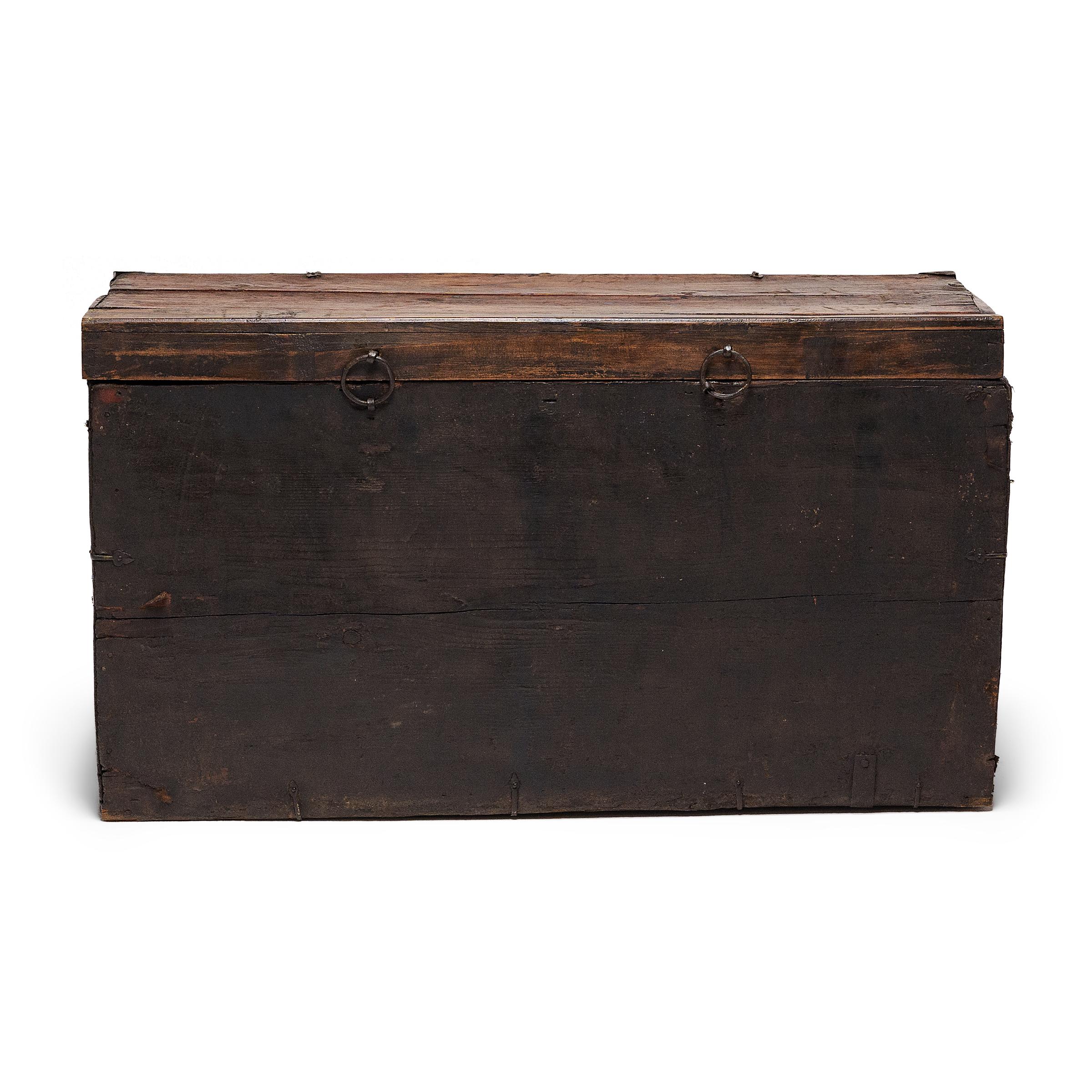 Tibetische Truhe mit goldenem Rad, um 1900 im Angebot 1