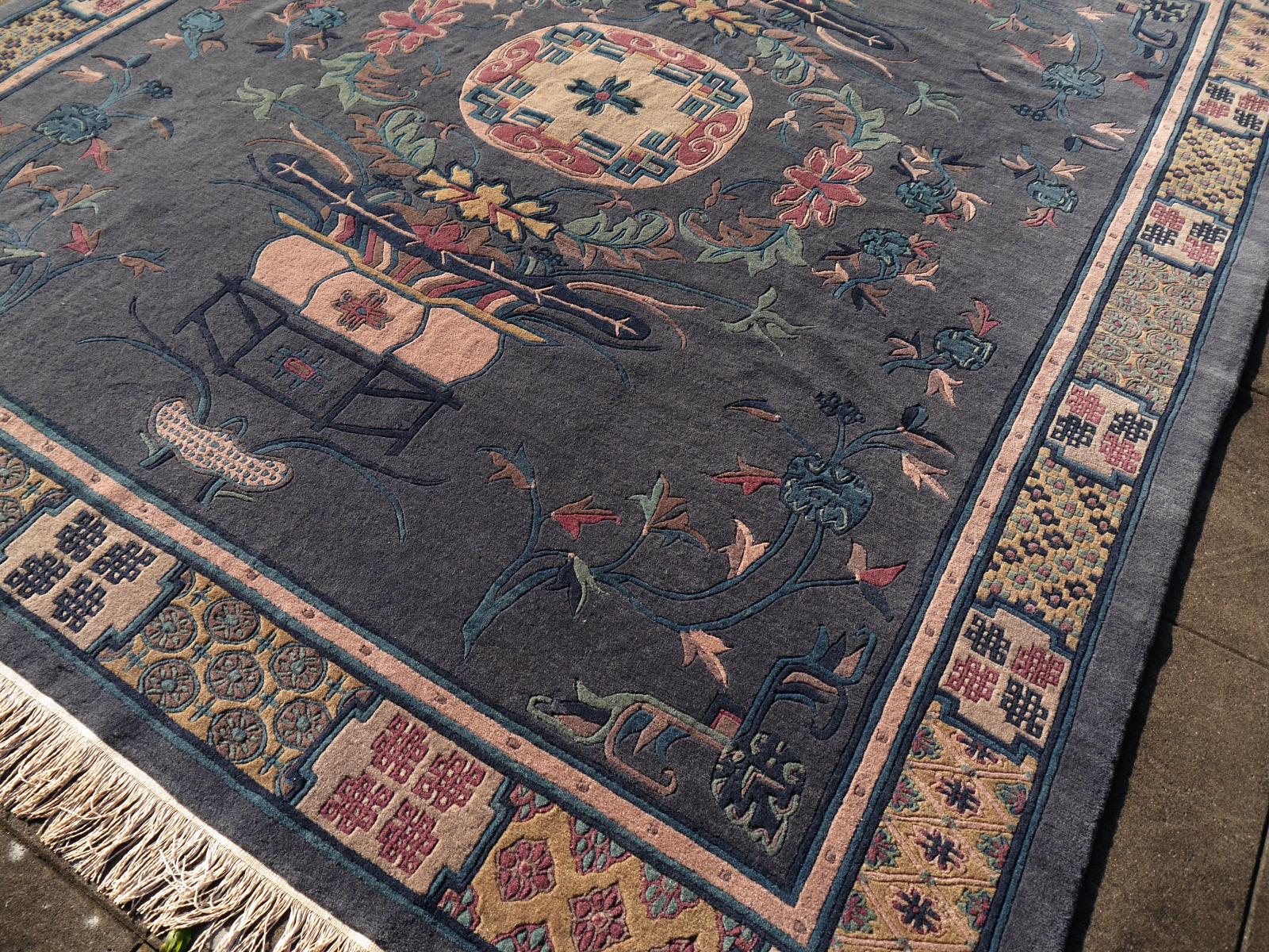 Dieser alte traditionelle tibetische Teppich wurde aus feinster Wolle handgeknüpft. Das Design zeigt Medaillon und Glücksbringer-Symbole:: die in Tibet und China üblich sind. Der Stil erinnert auch an chinesische Khotan-Teppiche. Der Flor besteht