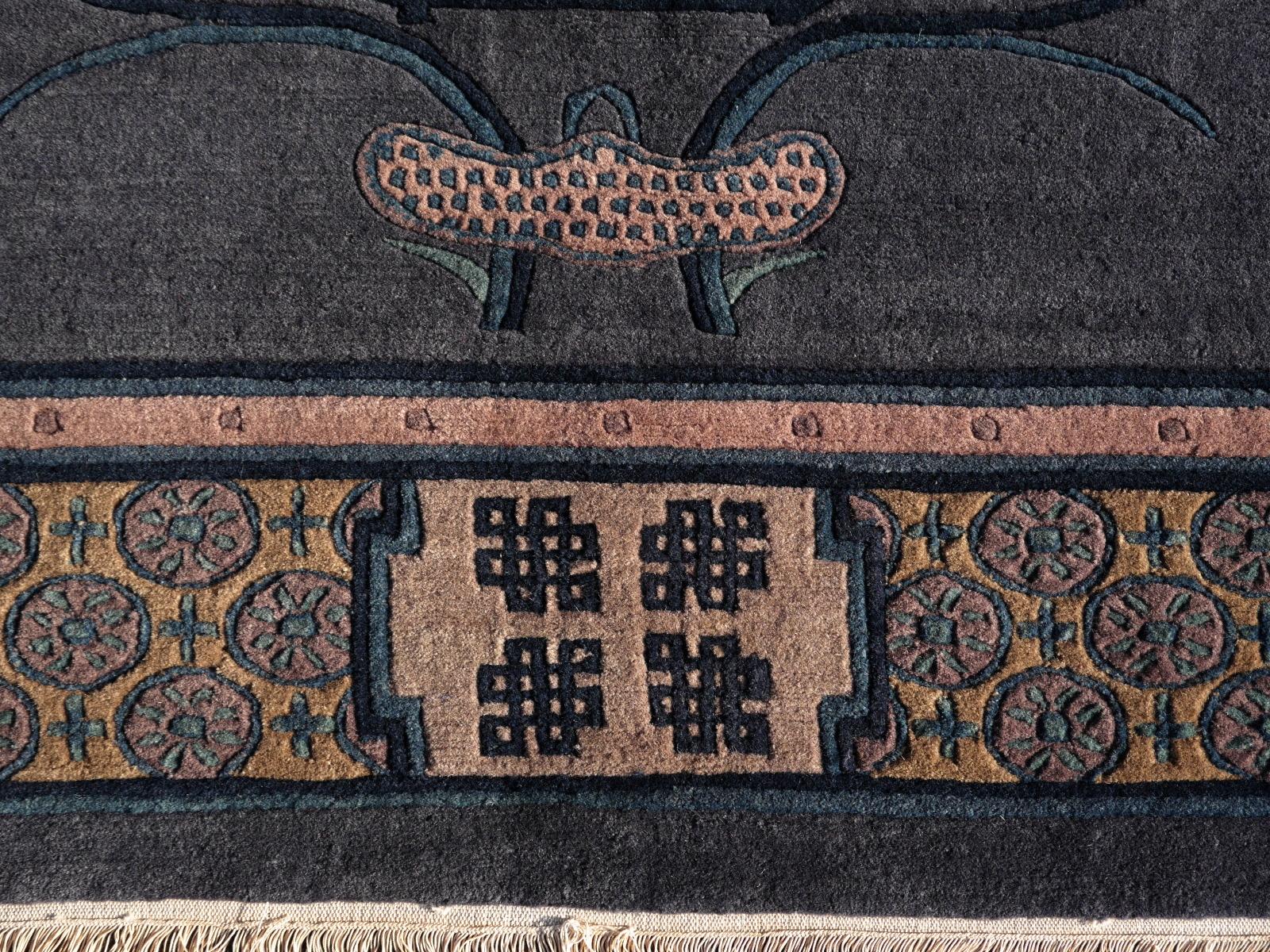Tibetischer handgeknüpfter traditioneller Vintage-Teppich im chinesischen Khotan-Stil im Zustand „Gut“ in Lohr, Bavaria, DE