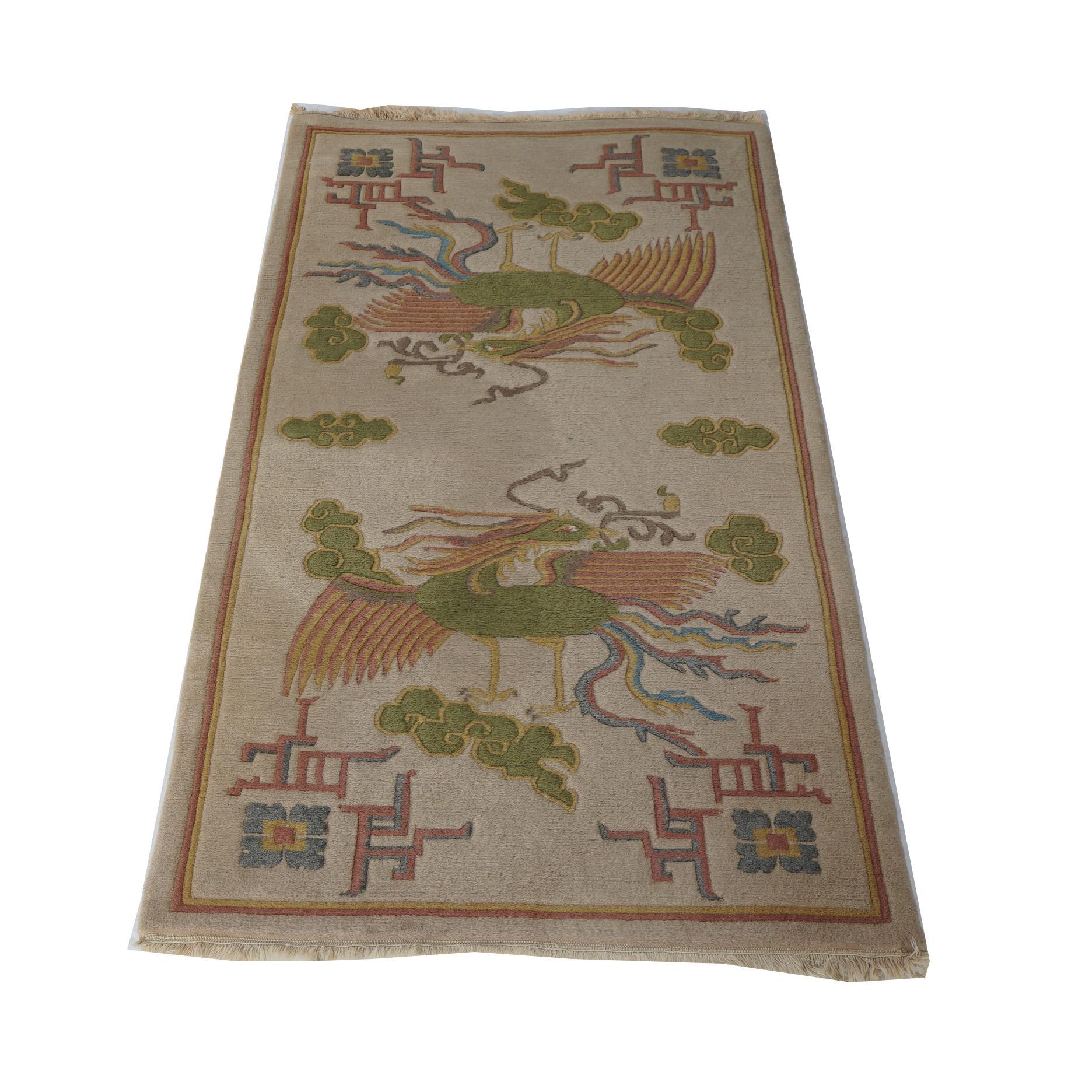 Asiatique Tapis oriental chinois Nichols d'inspiration tibétaine avec oiseaux et nuages stylisés 20e siècle en vente
