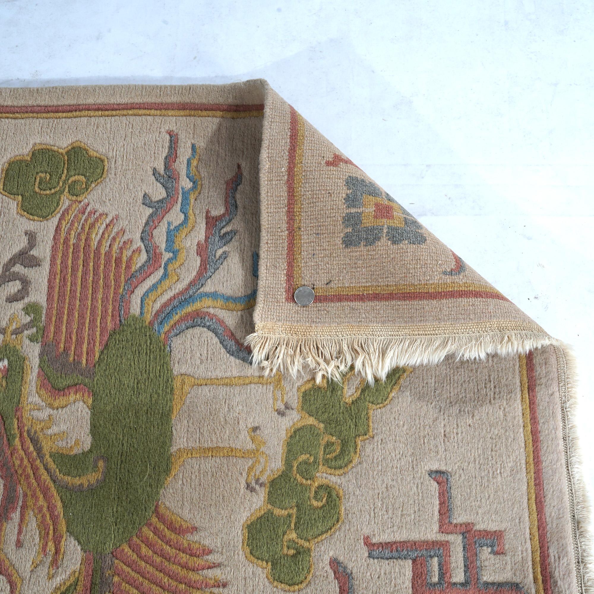 Tapis oriental chinois Nichols d'inspiration tibétaine avec oiseaux et nuages stylisés 20e siècle Bon état - En vente à Big Flats, NY