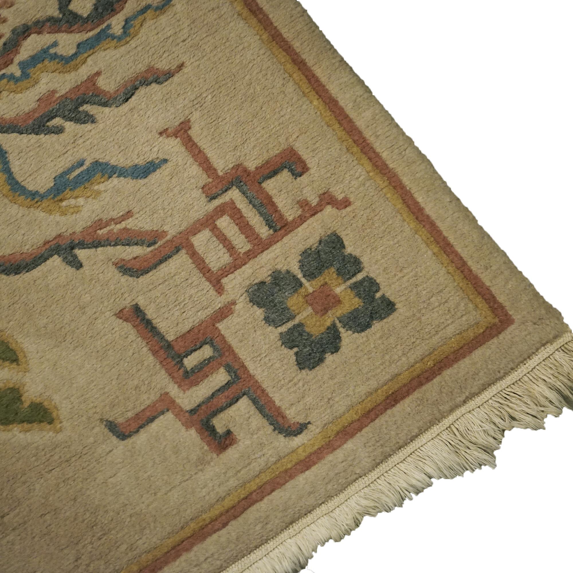 20ième siècle Tapis oriental chinois Nichols d'inspiration tibétaine avec oiseaux et nuages stylisés 20e siècle en vente
