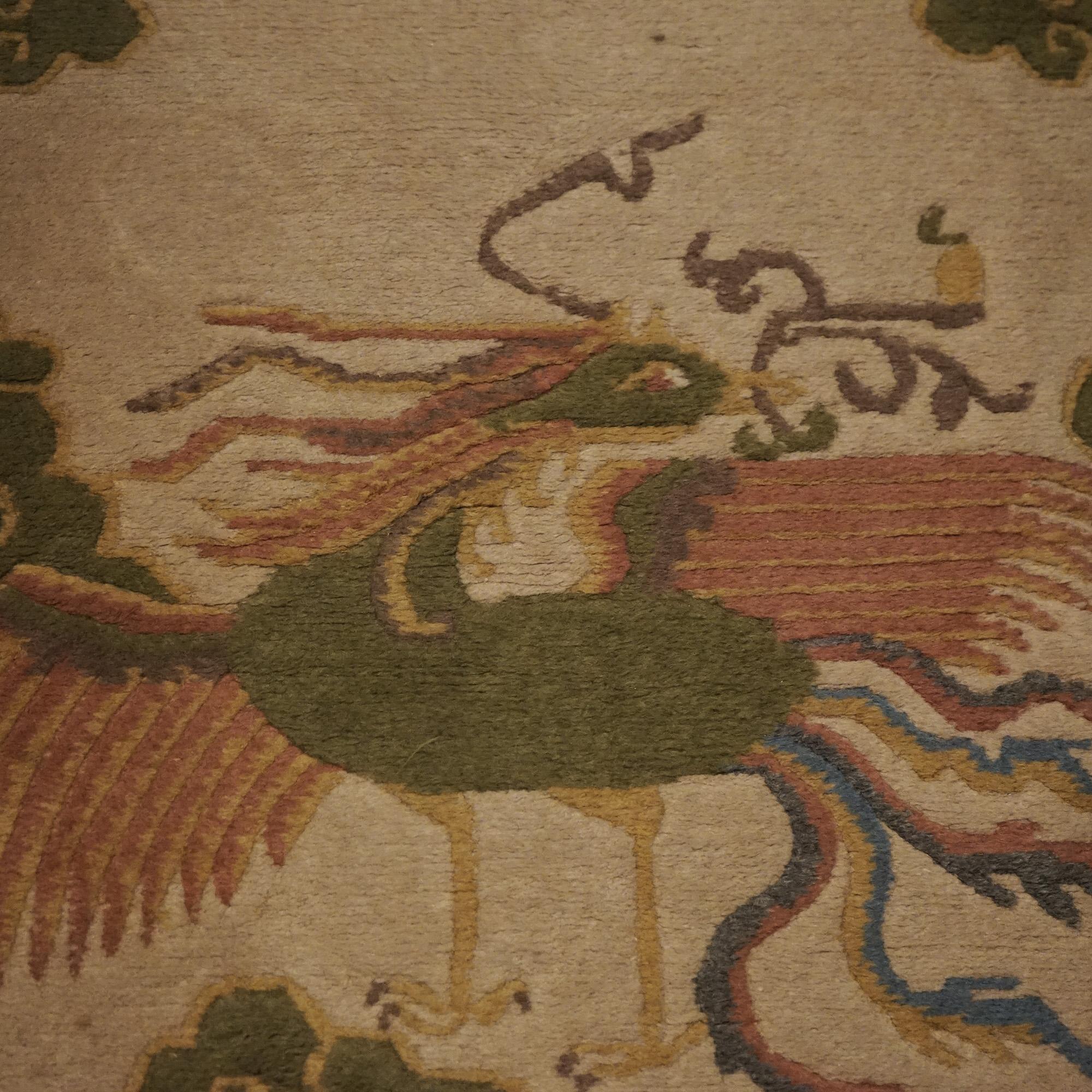 Laine Tapis oriental chinois Nichols d'inspiration tibétaine avec oiseaux et nuages stylisés 20e siècle en vente