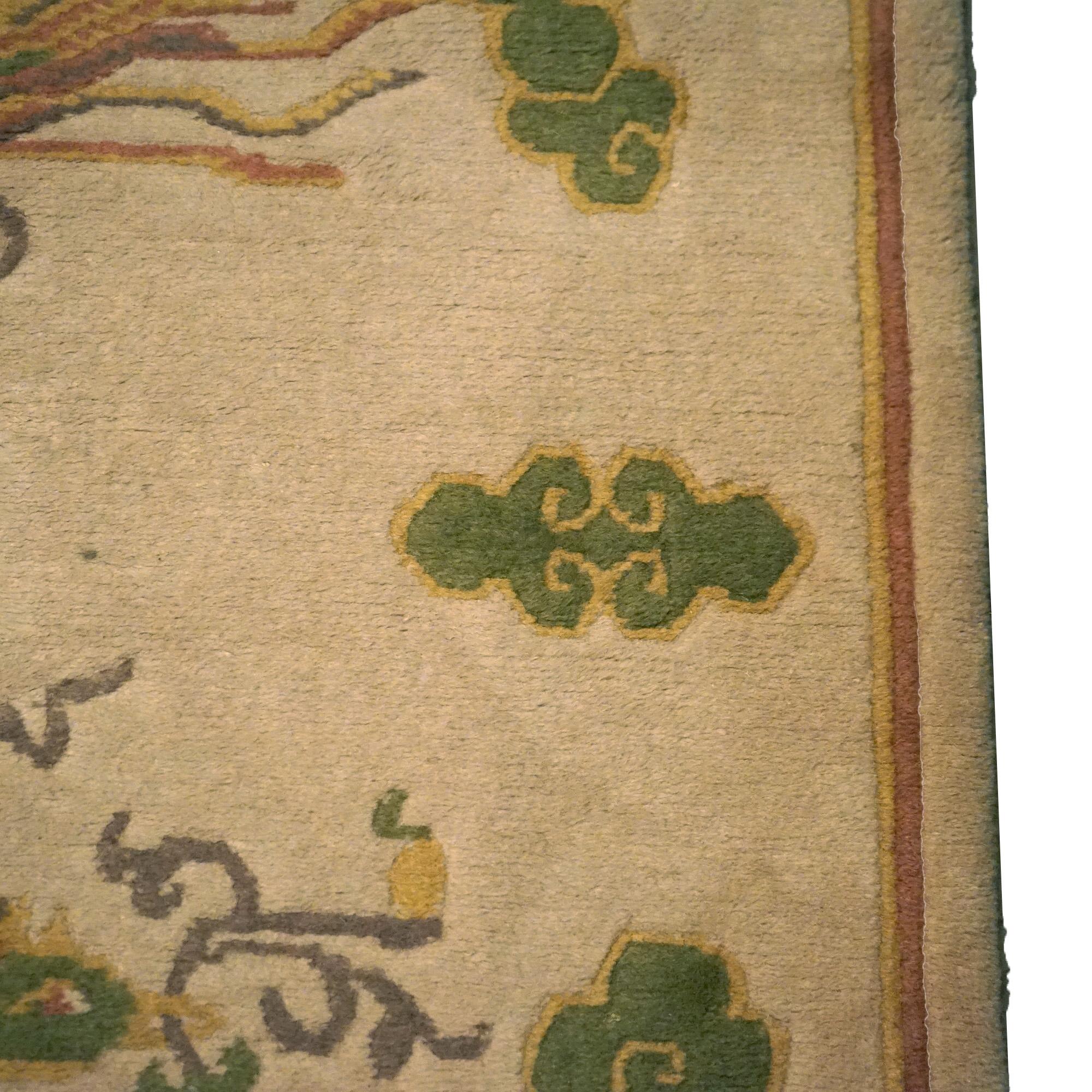 Tapis oriental chinois Nichols d'inspiration tibétaine avec oiseaux et nuages stylisés 20e siècle en vente 1