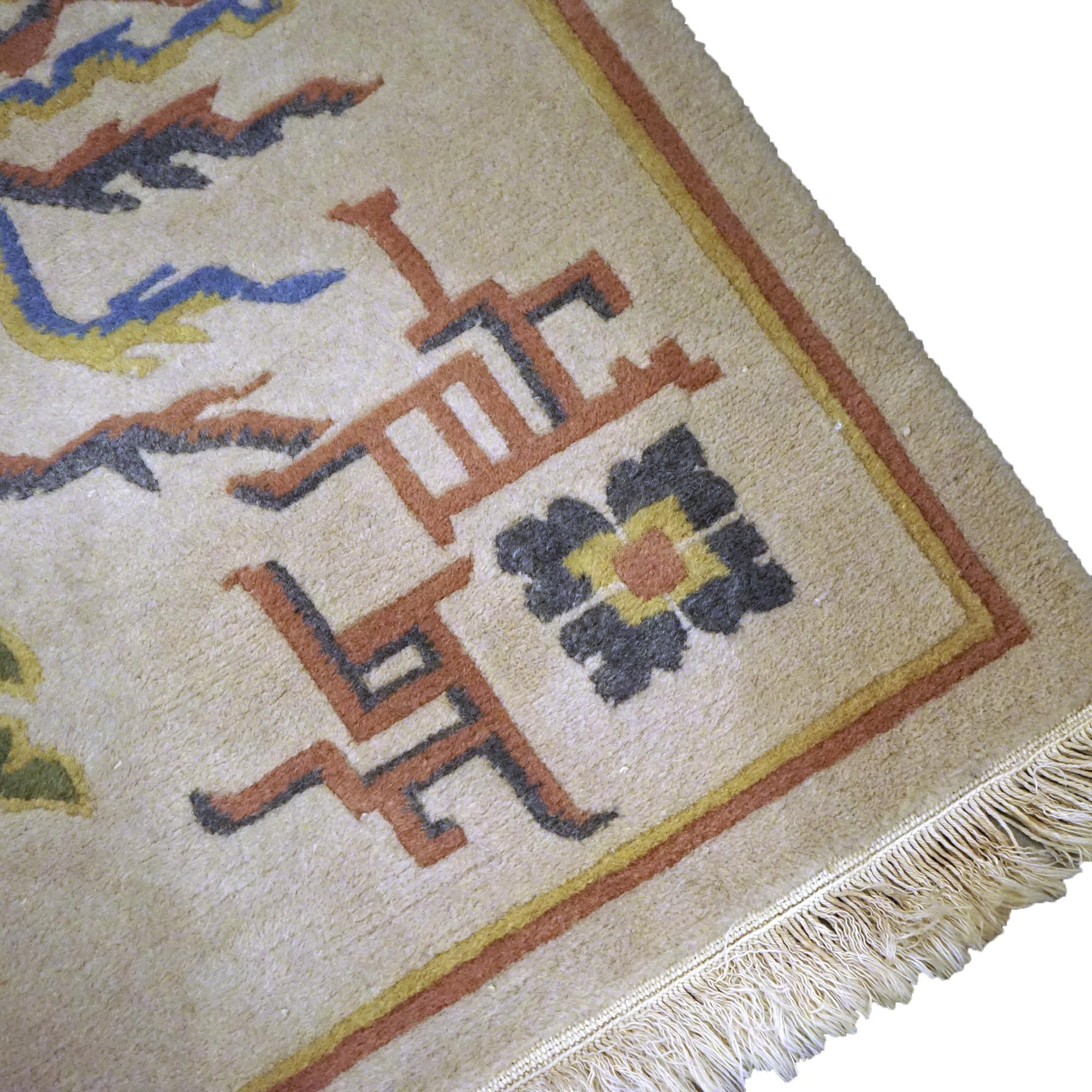 Tapis oriental chinois Nichols d'inspiration tibétaine avec oiseaux et nuages stylisés 20e siècle en vente 2