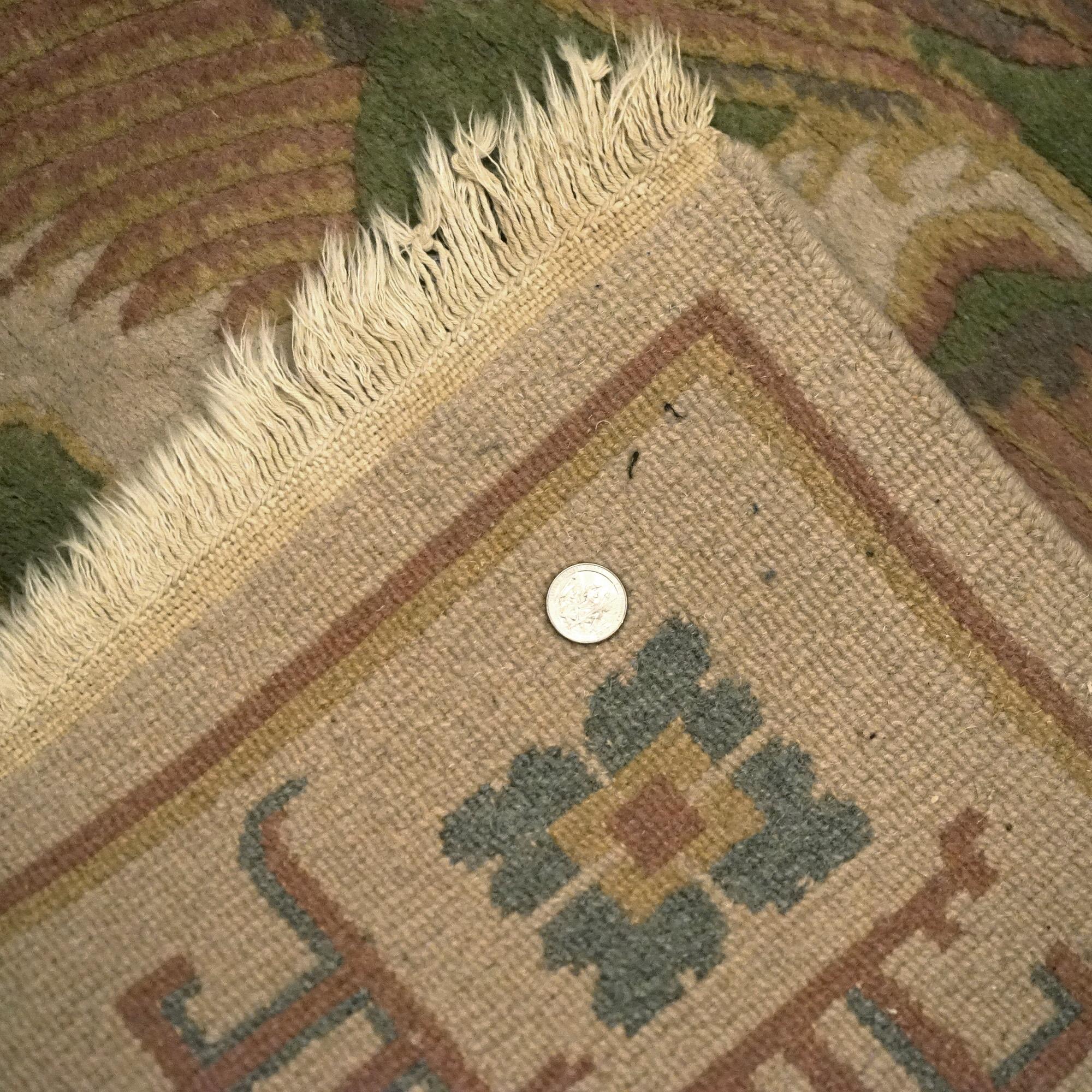 Tapis oriental chinois Nichols d'inspiration tibétaine avec oiseaux et nuages stylisés 20e siècle en vente 3
