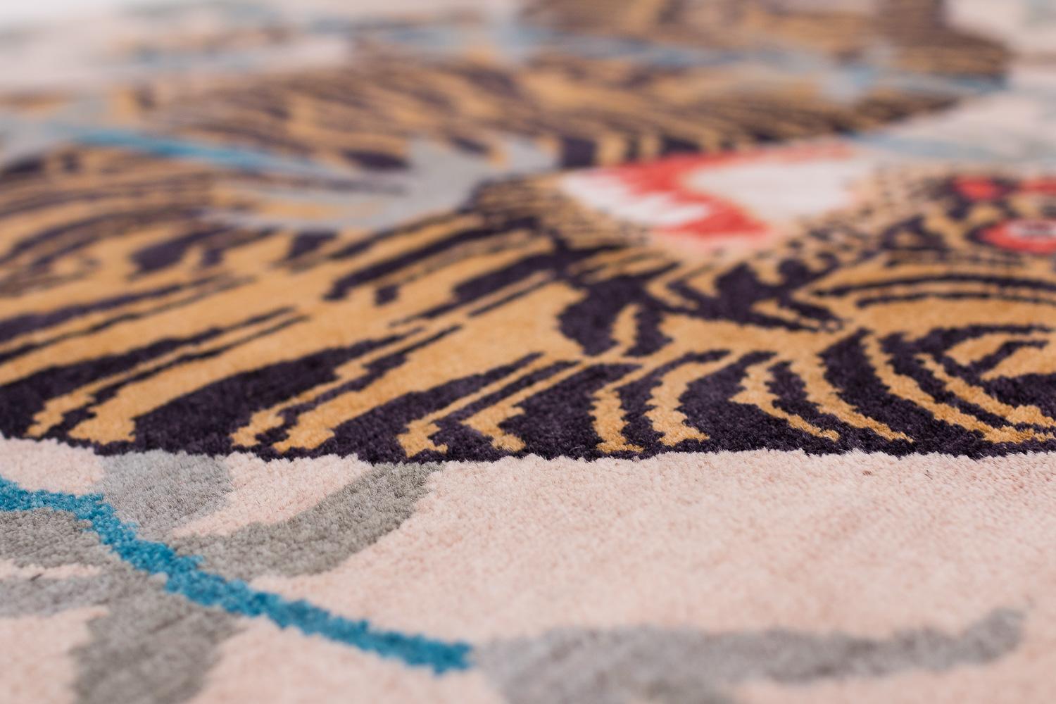 Alfombra de lana inspirada en el Tíbet, dos tigres, color tostado by Joseph Carini en venta 4