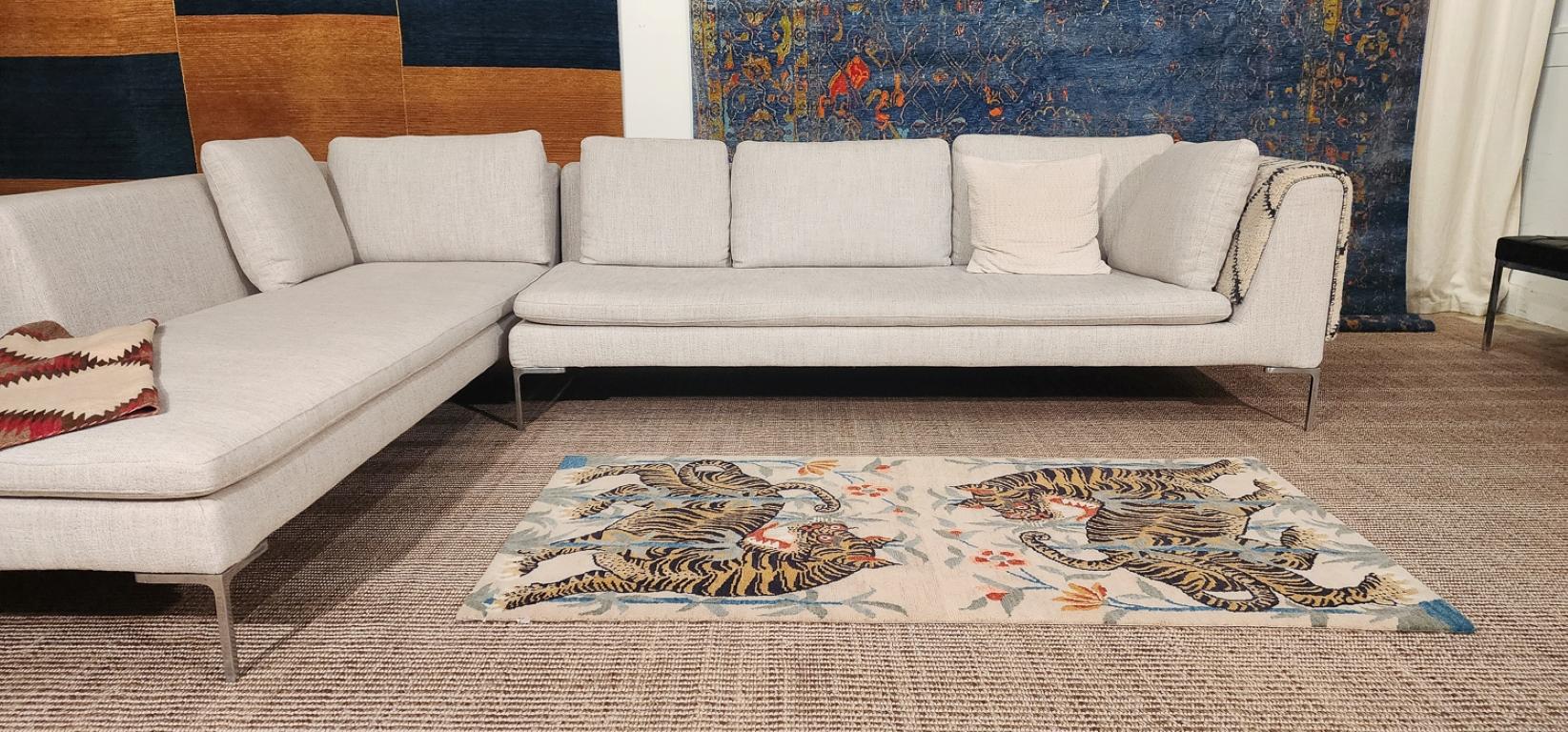 Alfombra de lana inspirada en el Tíbet, dos tigres, color tostado by Joseph Carini en venta 5