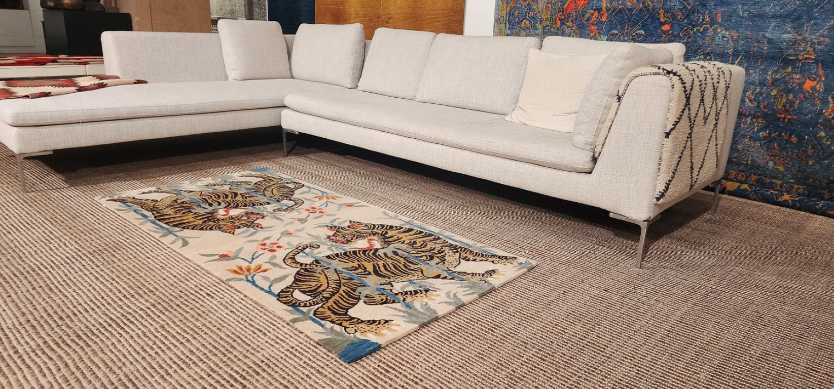Alfombra de lana inspirada en el Tíbet, dos tigres, color tostado by Joseph Carini en venta 6