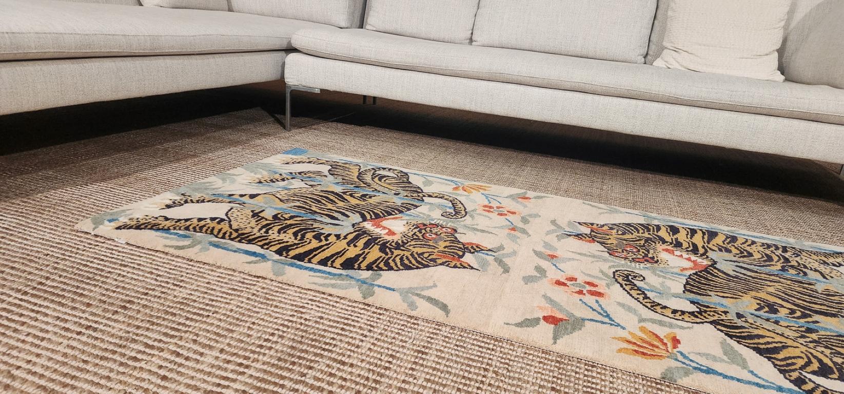 Alfombra de lana inspirada en el Tíbet, dos tigres, color tostado by Joseph Carini en venta 7