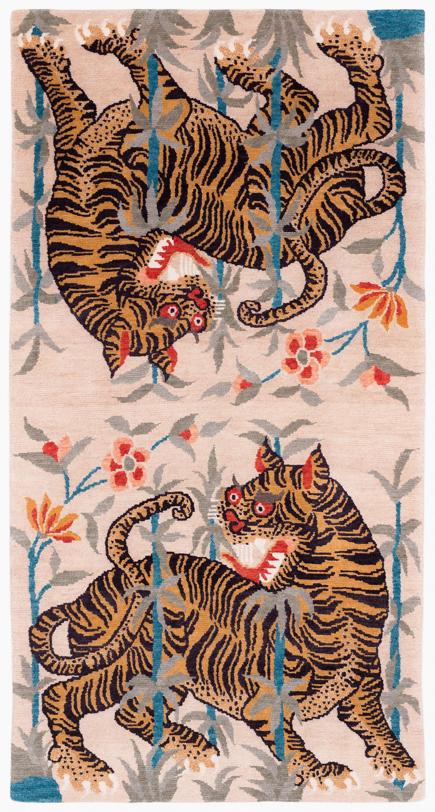 Alfombra de lana inspirada en el Tíbet, dos tigres, color tostado by Joseph Carini en venta 8
