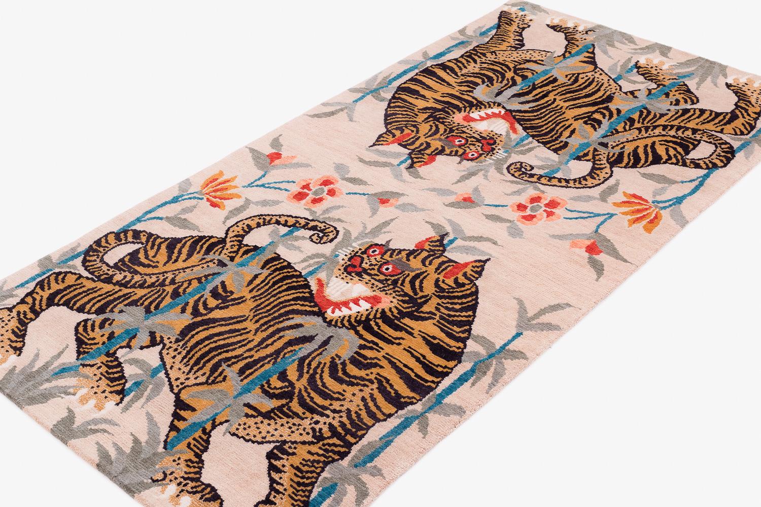 Dos Tigres es la versión de Joseph Carini de un diseño tibetano tradicional. Dos tigres miran en direcciones opuestas rodeados de brotes de bambú y flores que recuerdan motivos de Asia oriental. Sus bonitos estampados de animales resaltan sobre un