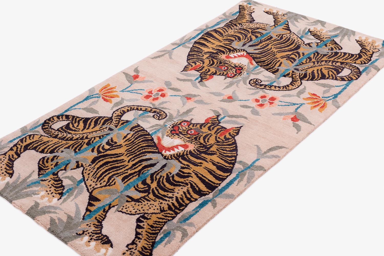 Alfombra de lana inspirada en el Tíbet, dos tigres, color tostado by Joseph Carini Tibetano en venta