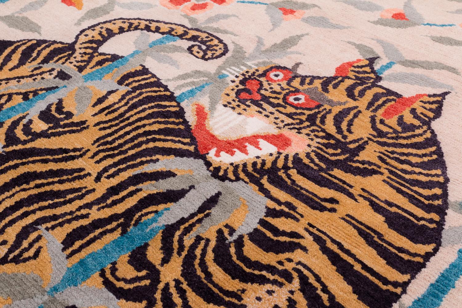 Alfombra de lana inspirada en el Tíbet, dos tigres, color tostado by Joseph Carini Nepalés en venta