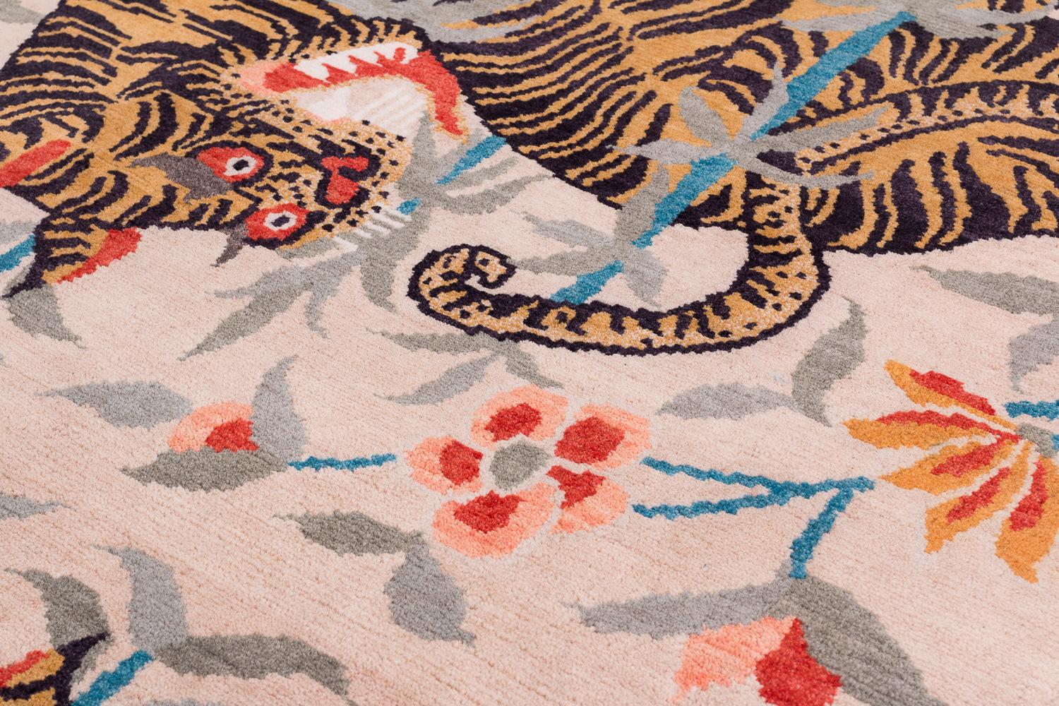 Alfombra de lana inspirada en el Tíbet, dos tigres, color tostado by Joseph Carini Anudado a mano en venta