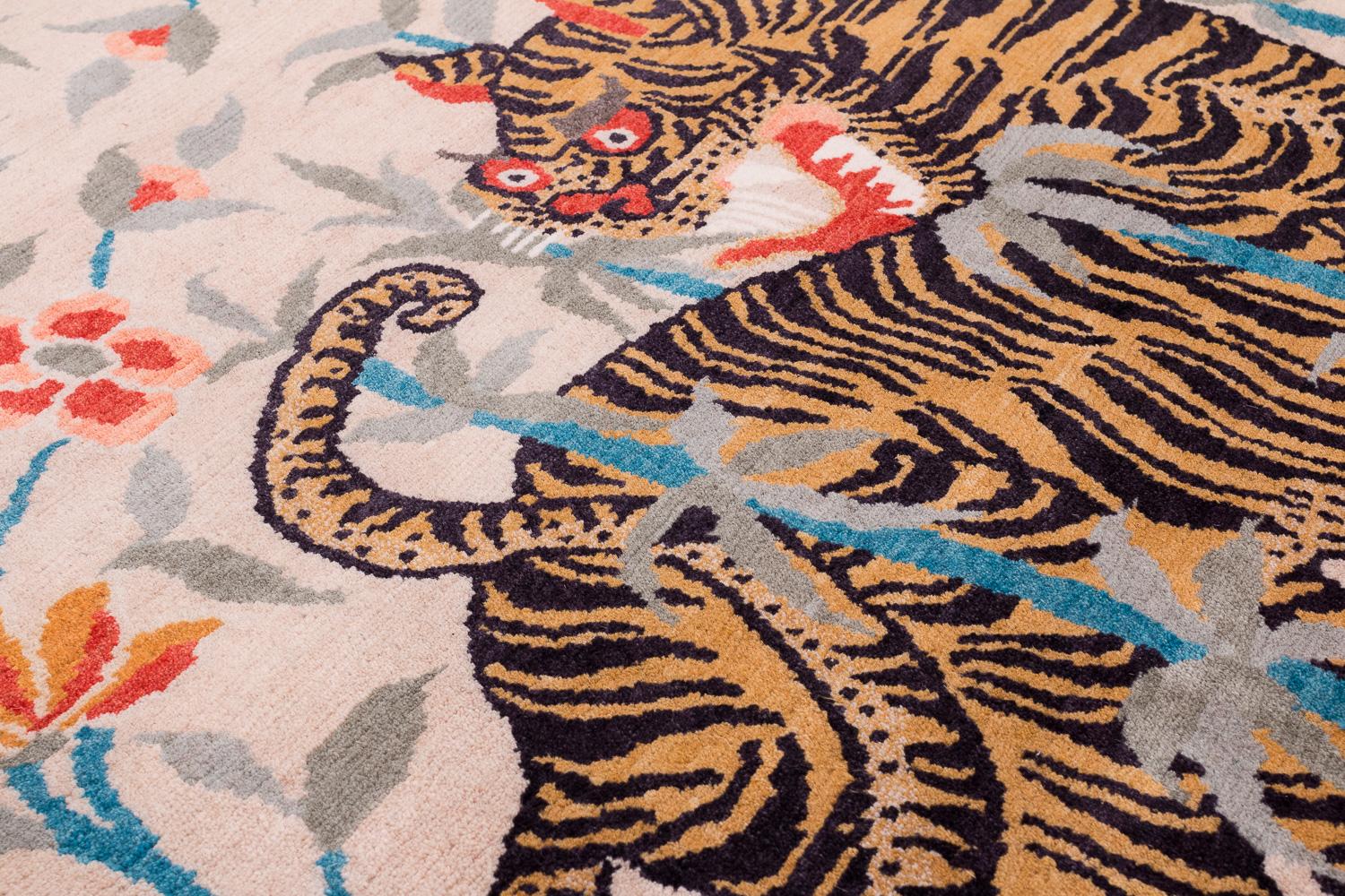 Alfombra de lana inspirada en el Tíbet, dos tigres, color tostado by Joseph Carini en Nuevo estado para la venta en New York, NY