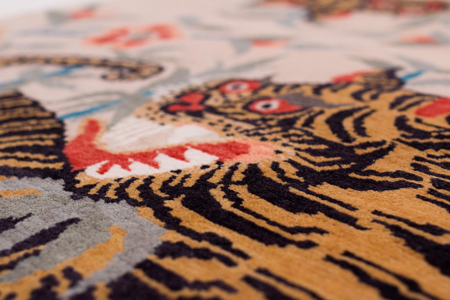 Alfombra de lana inspirada en el Tíbet, dos tigres, color tostado by Joseph Carini Siglo XXI y contemporáneo en venta