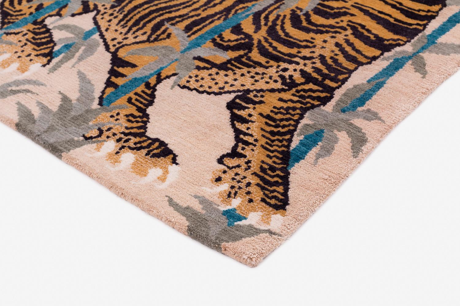 Alfombra de lana inspirada en el Tíbet, dos tigres, color tostado by Joseph Carini Lana en venta