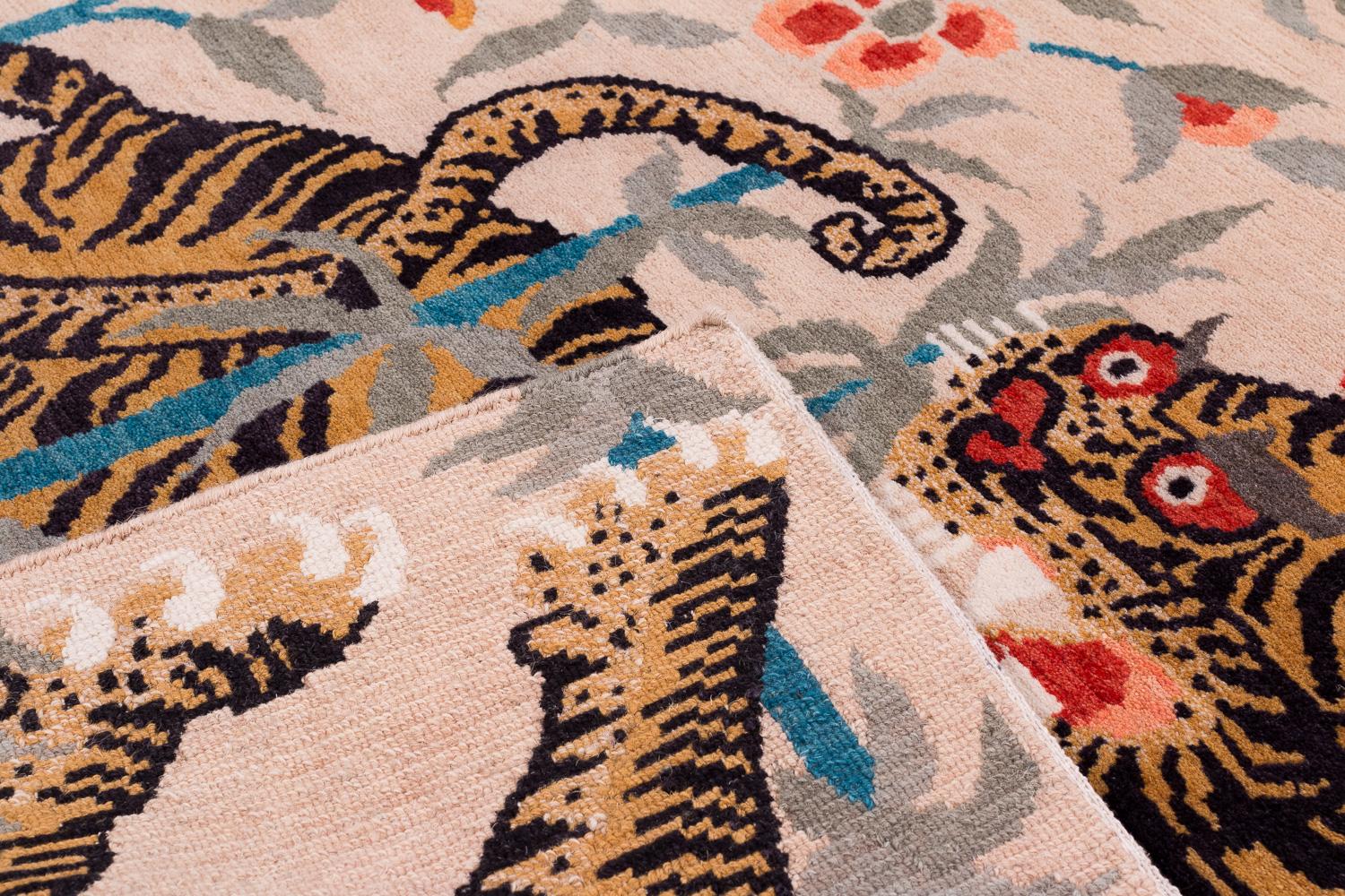 Alfombra de lana inspirada en el Tíbet, dos tigres, color tostado by Joseph Carini en venta 1