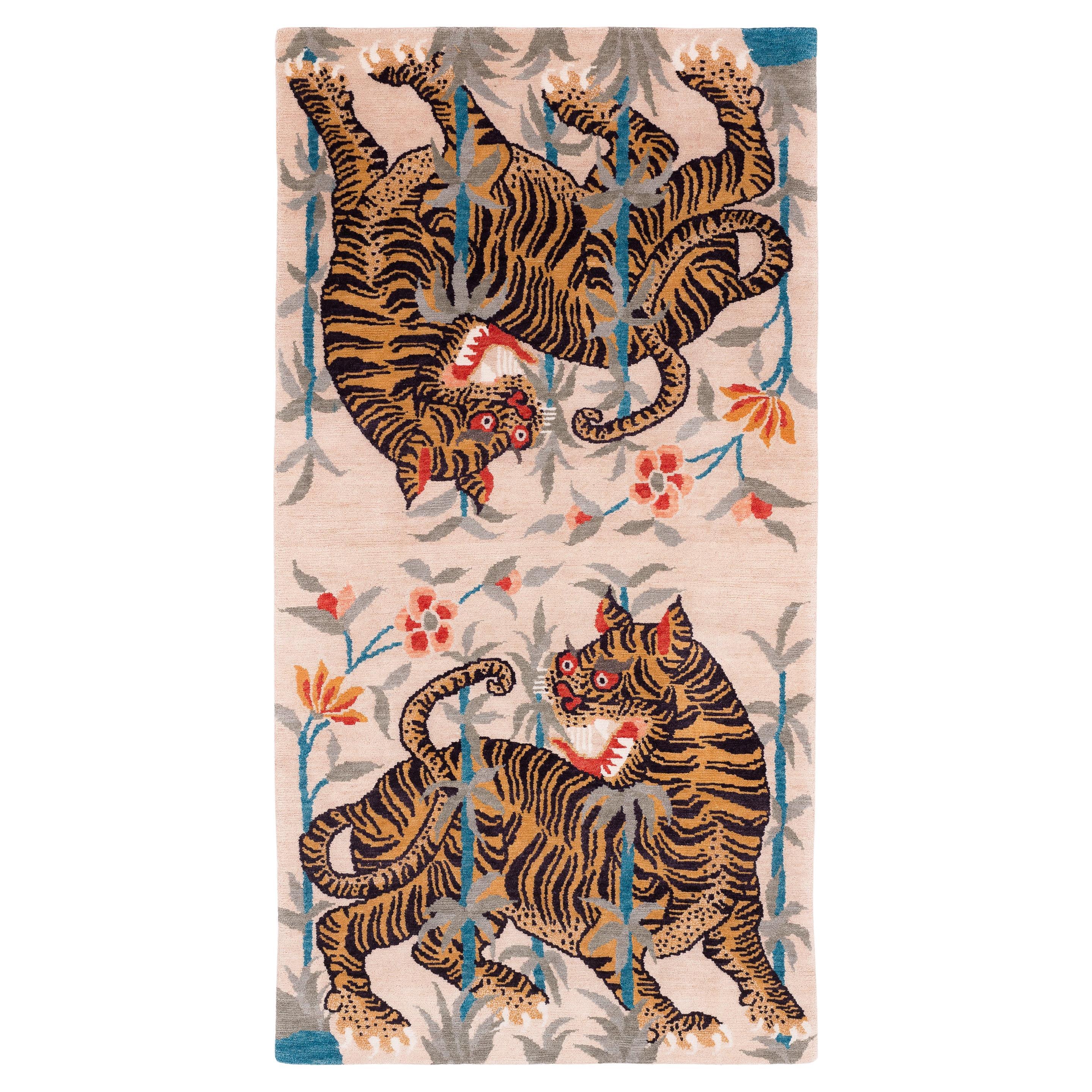 Alfombra de lana inspirada en el Tíbet, dos tigres, color tostado by Joseph Carini