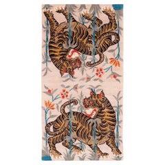 Alfombra de lana inspirada en el Tíbet, dos tigres, color tostado by Joseph Carini