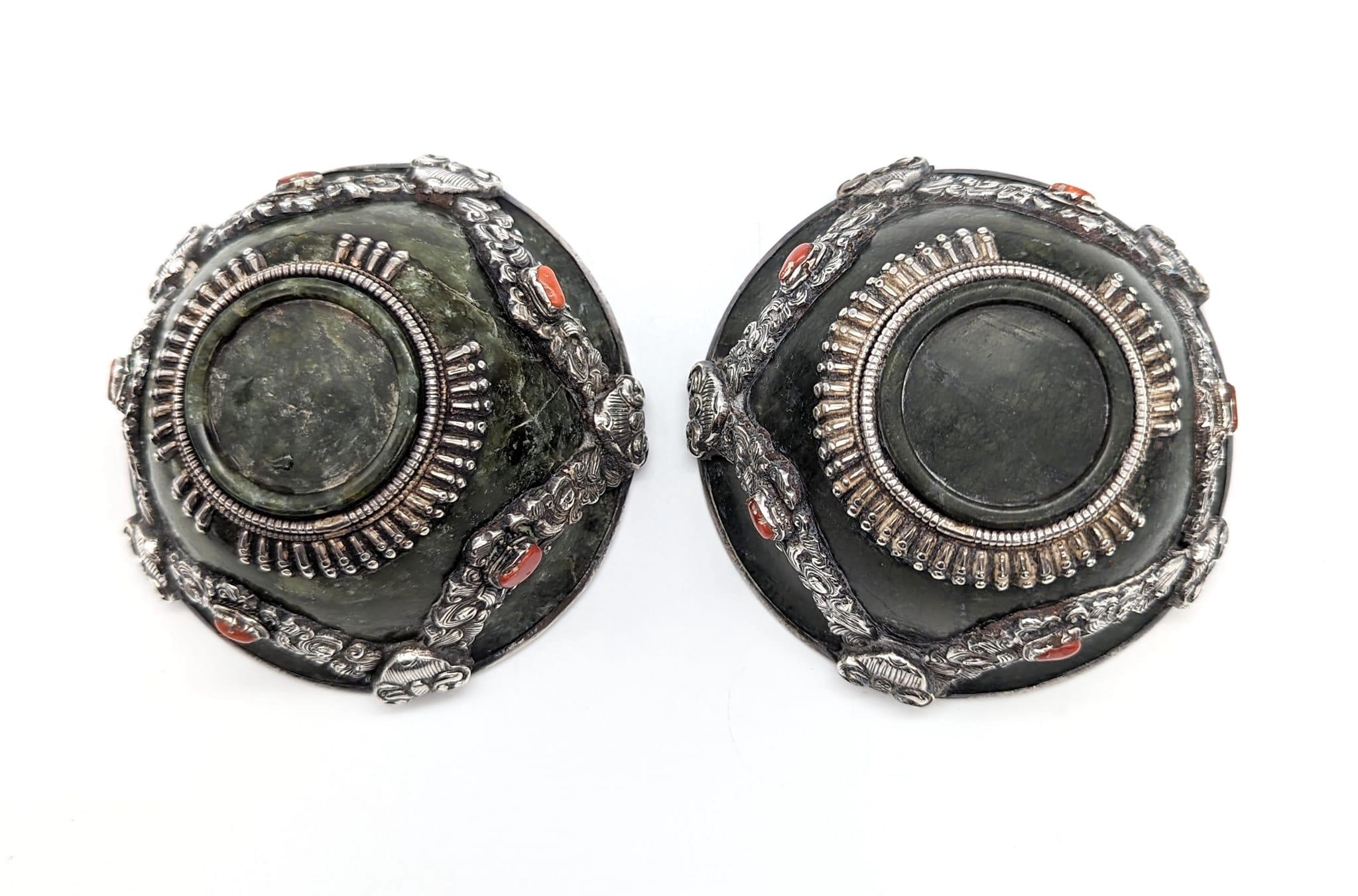 Appliqué Ciotole da tè in giada tibetana e argento sterling, una coppia in vendita
