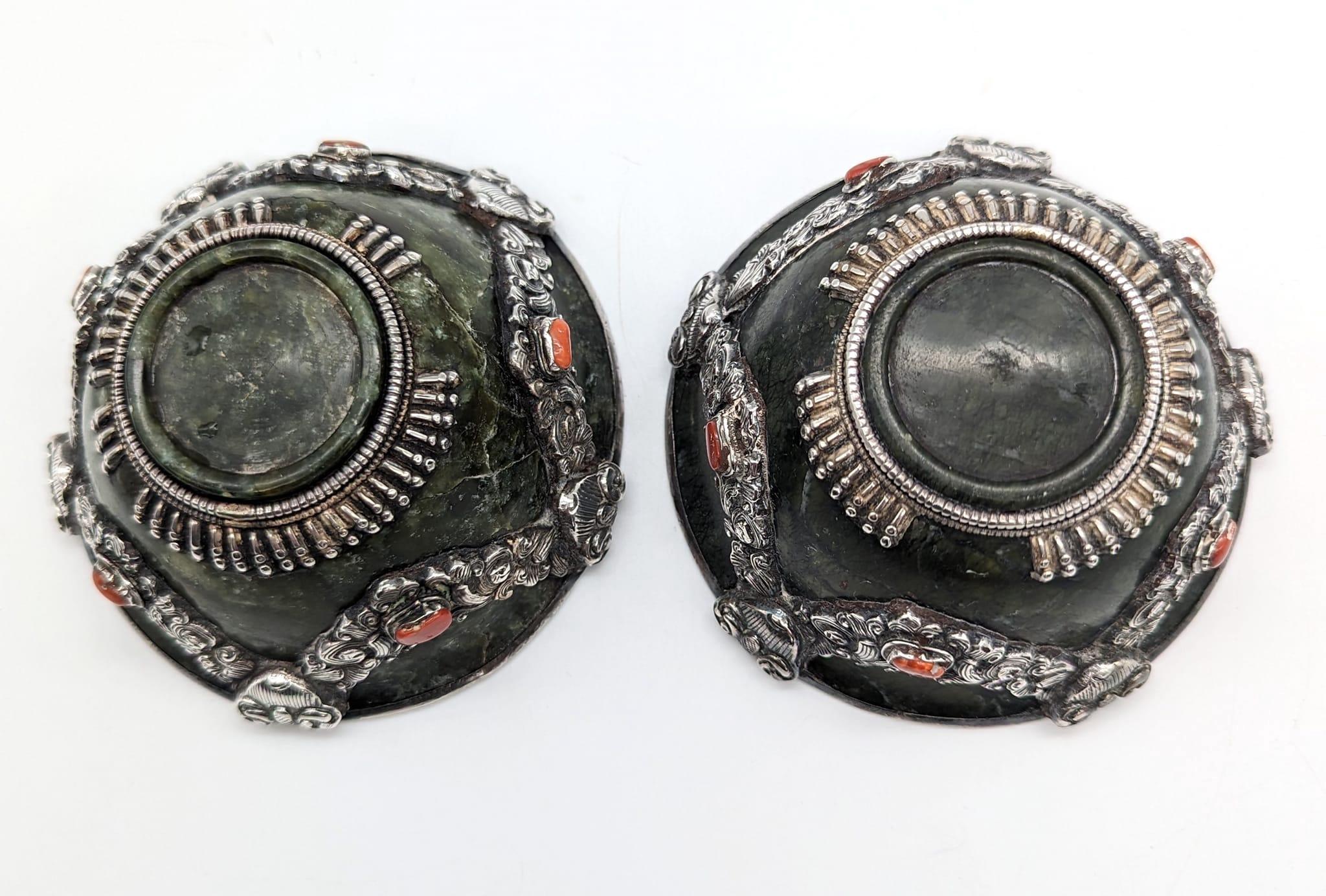 Ciotole da tè in giada tibetana e argento sterling, una coppia In condizioni discrete in vendita a Miami, FL