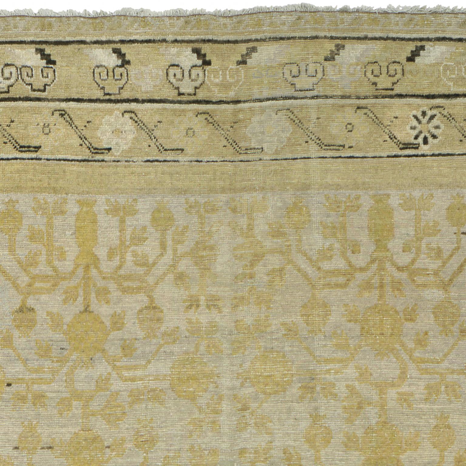 Ostturkestanischer Khotan-Teppich des frühen 20. Jahrhunderts (Handgewebt) im Angebot