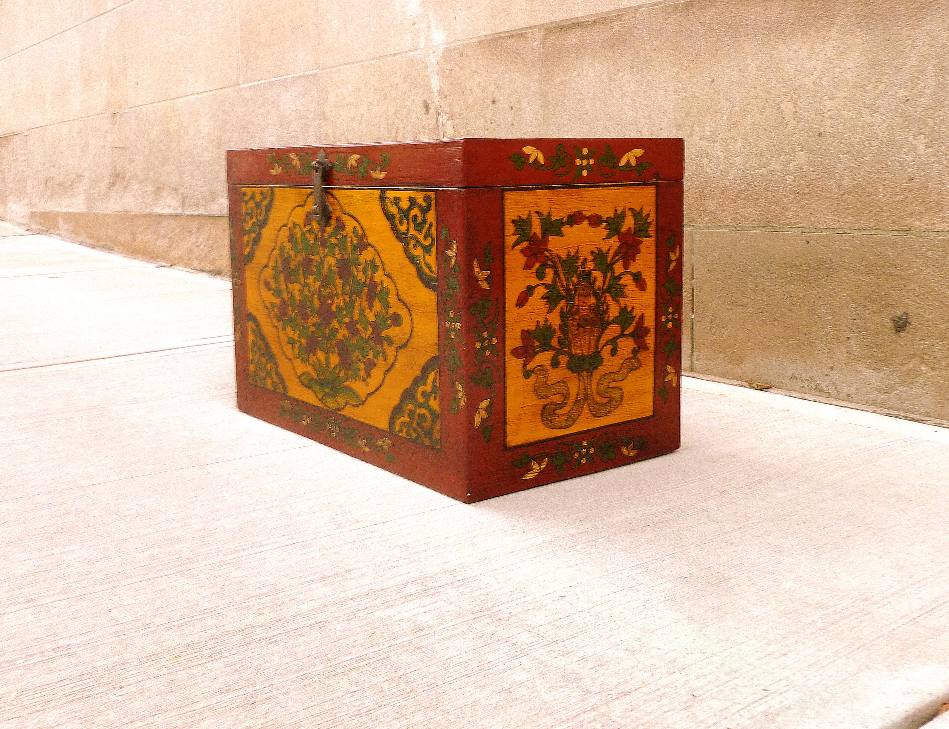 Tibetische große tibetische Schachtel mit handbemaltem polychromem Blumenmotiv (20. Jahrhundert) im Angebot