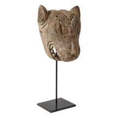 Scultura di testa di leone in legno intagliato tibetano della fine del XIX secolo