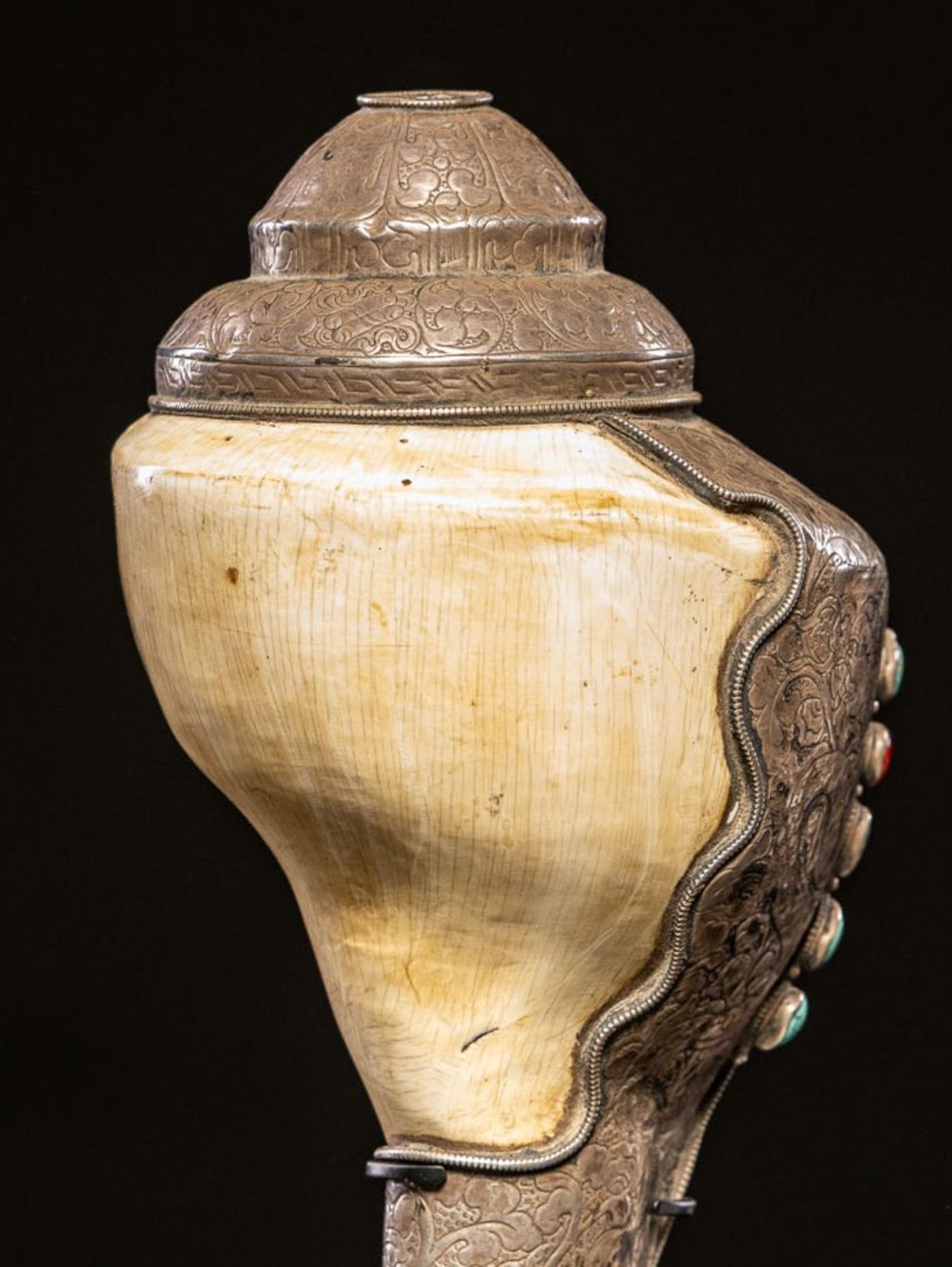 Tromba tibetana conchiglia sinistra con decorazioni in argento. in vendita 4