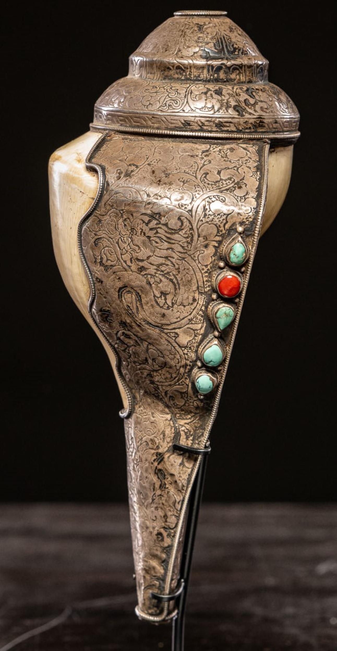 Tromba tibetana conchiglia sinistra con decorazioni in argento. in vendita 5