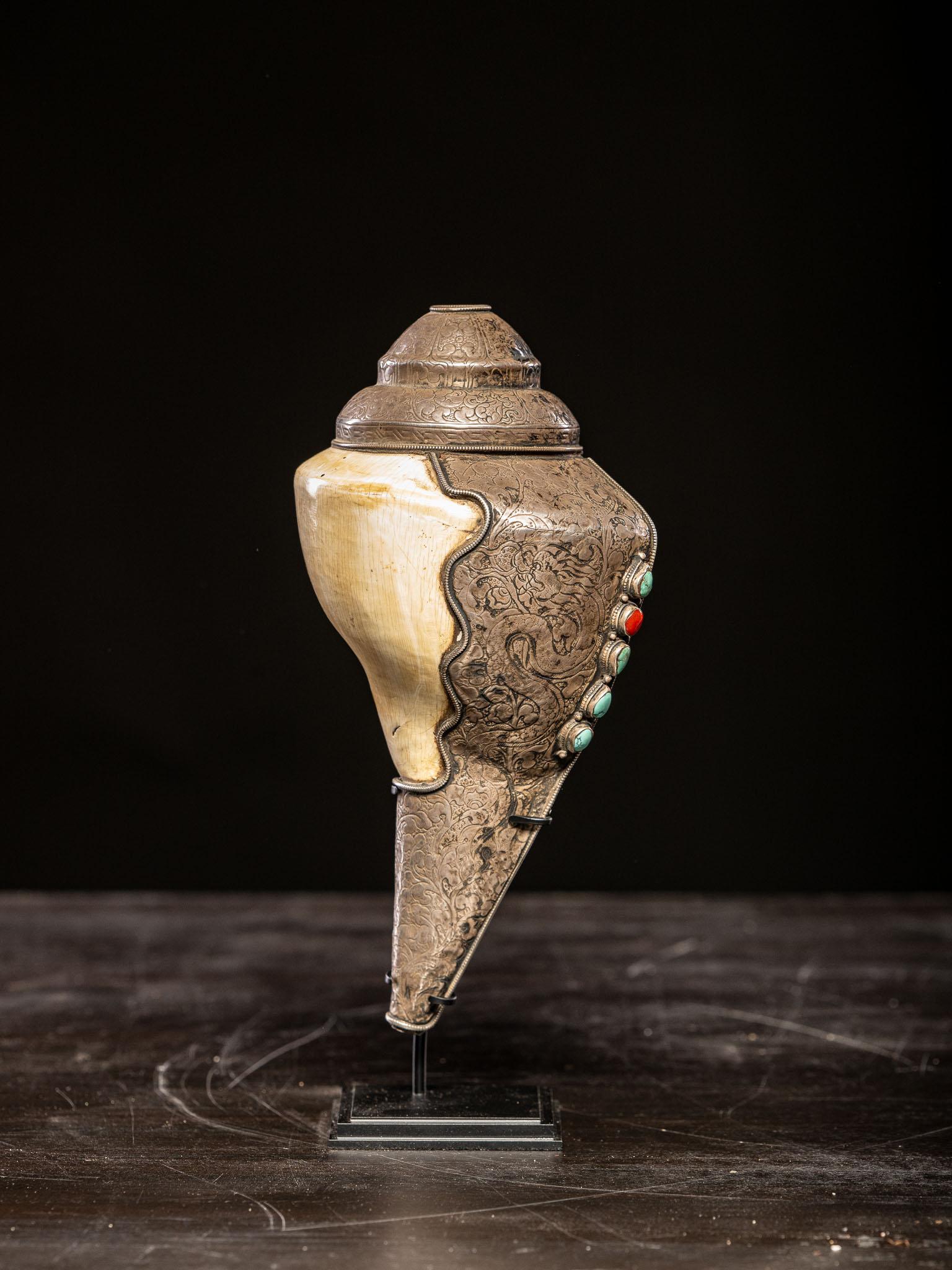 Trompeta tibetana de caracola de giro a la izquierda con adornos montados en plata. Tibetano en venta
