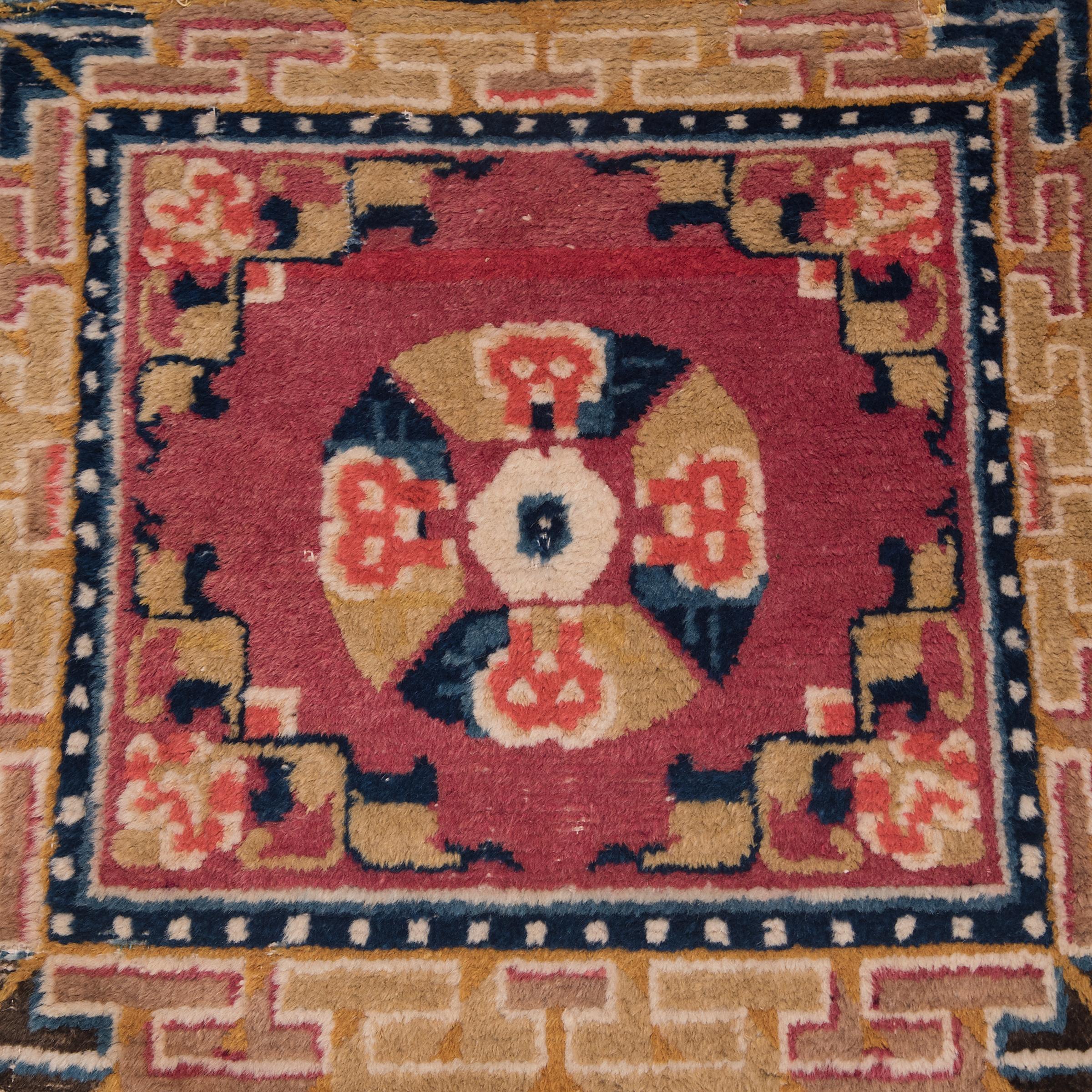 Splendidamente annodati con lana tinta al vegetale, i tappeti dei popoli nomadi del Tibet, della Mongolia e della Cina settentrionale decoravano ogni aspetto della vita con colori vivaci e ricchi di simbolismi. A differenza di quelli della